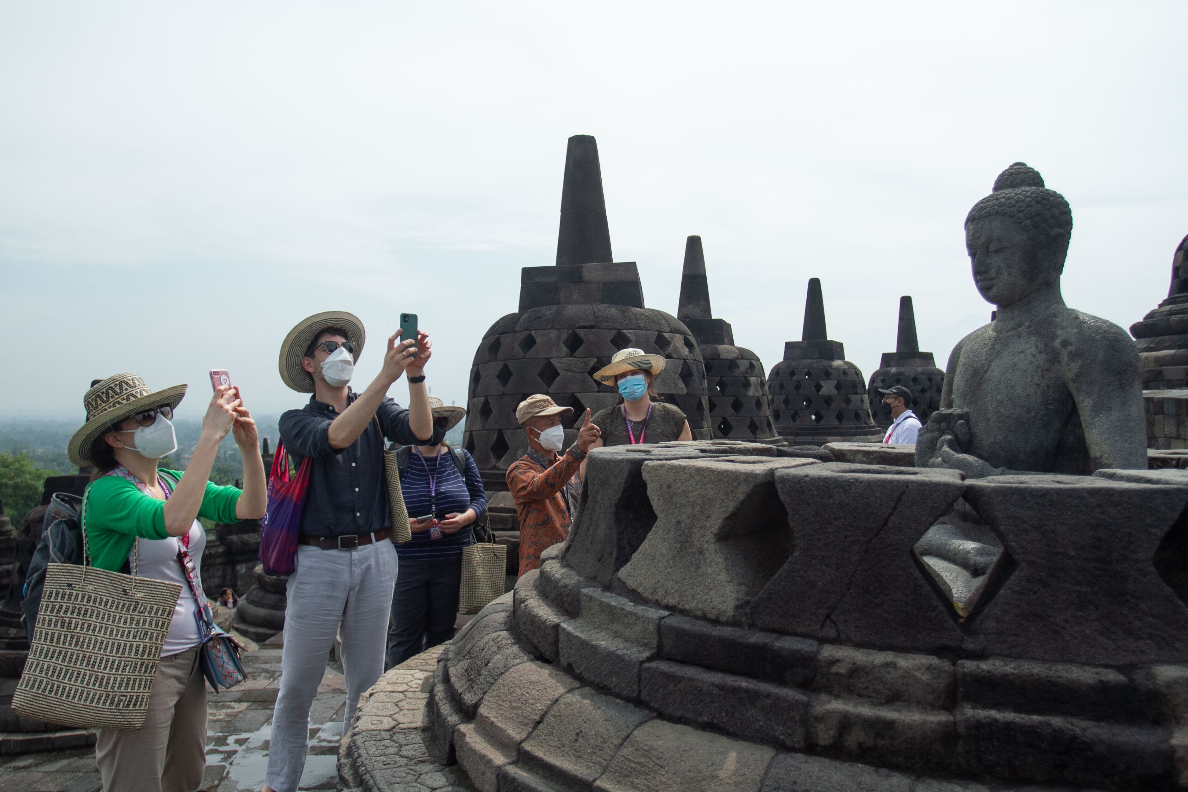 Wisatawan berkunjung ke Candi Borobudur, Magelang, Jawa Tengah.