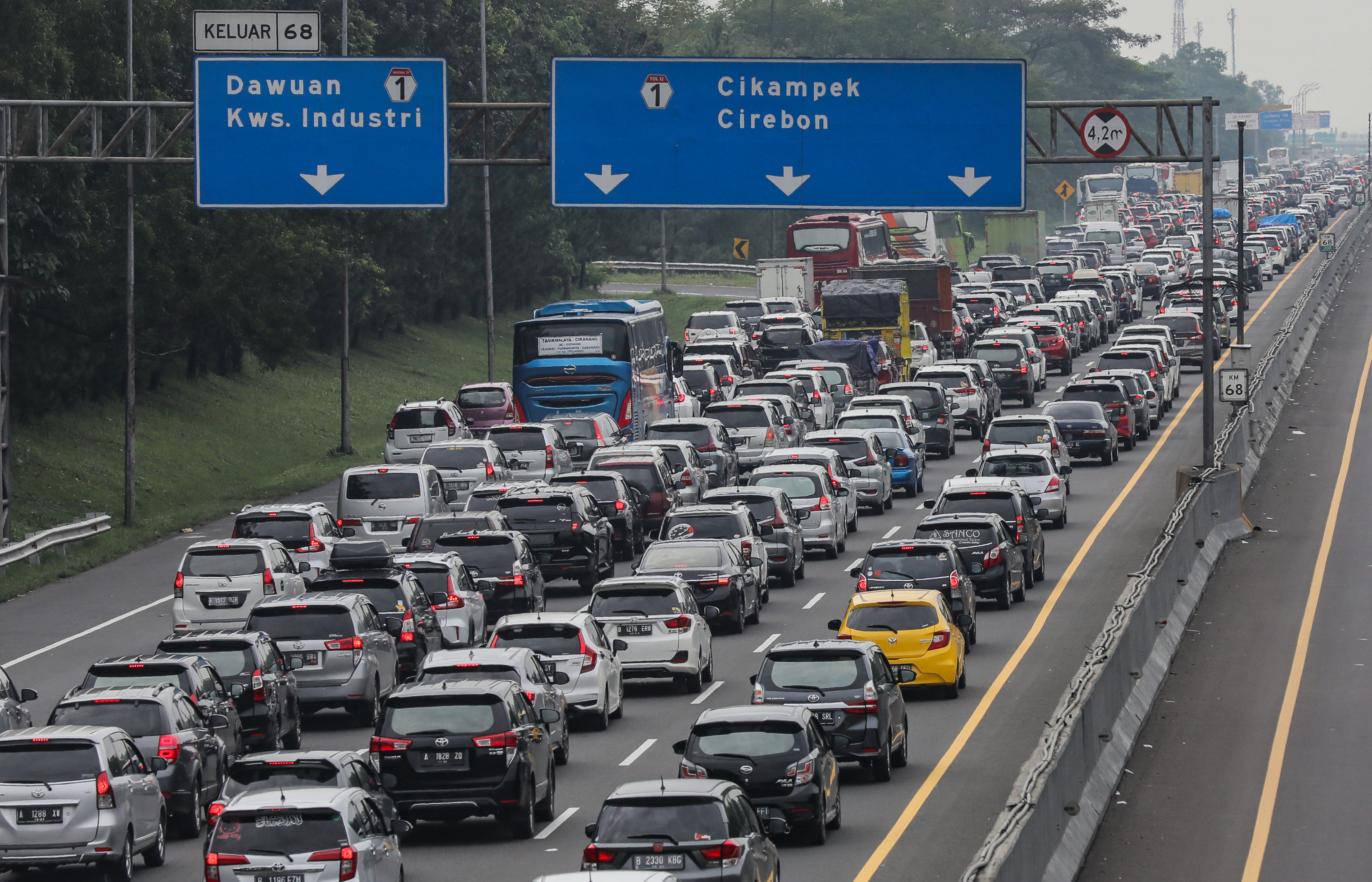 Ribuan kendaraan antre melewati pintu Tol Cikampek Utama, Jawa Barat, pada mudik Lebaran.