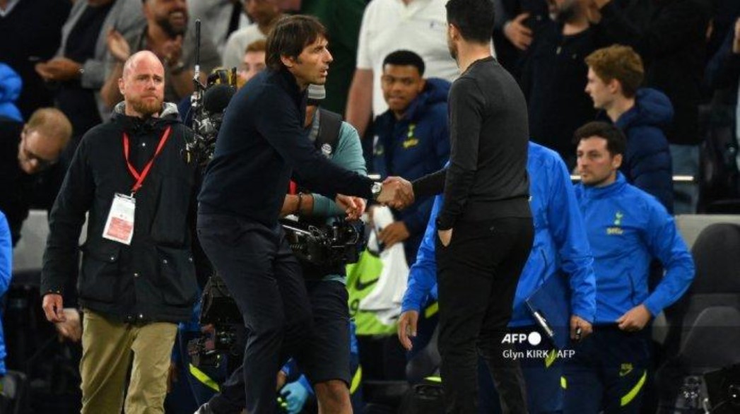 Pelatih Spurs Antonio Conte (kiri) berjabat tangan dengan pelatih Arsenal Mikel Arteta.