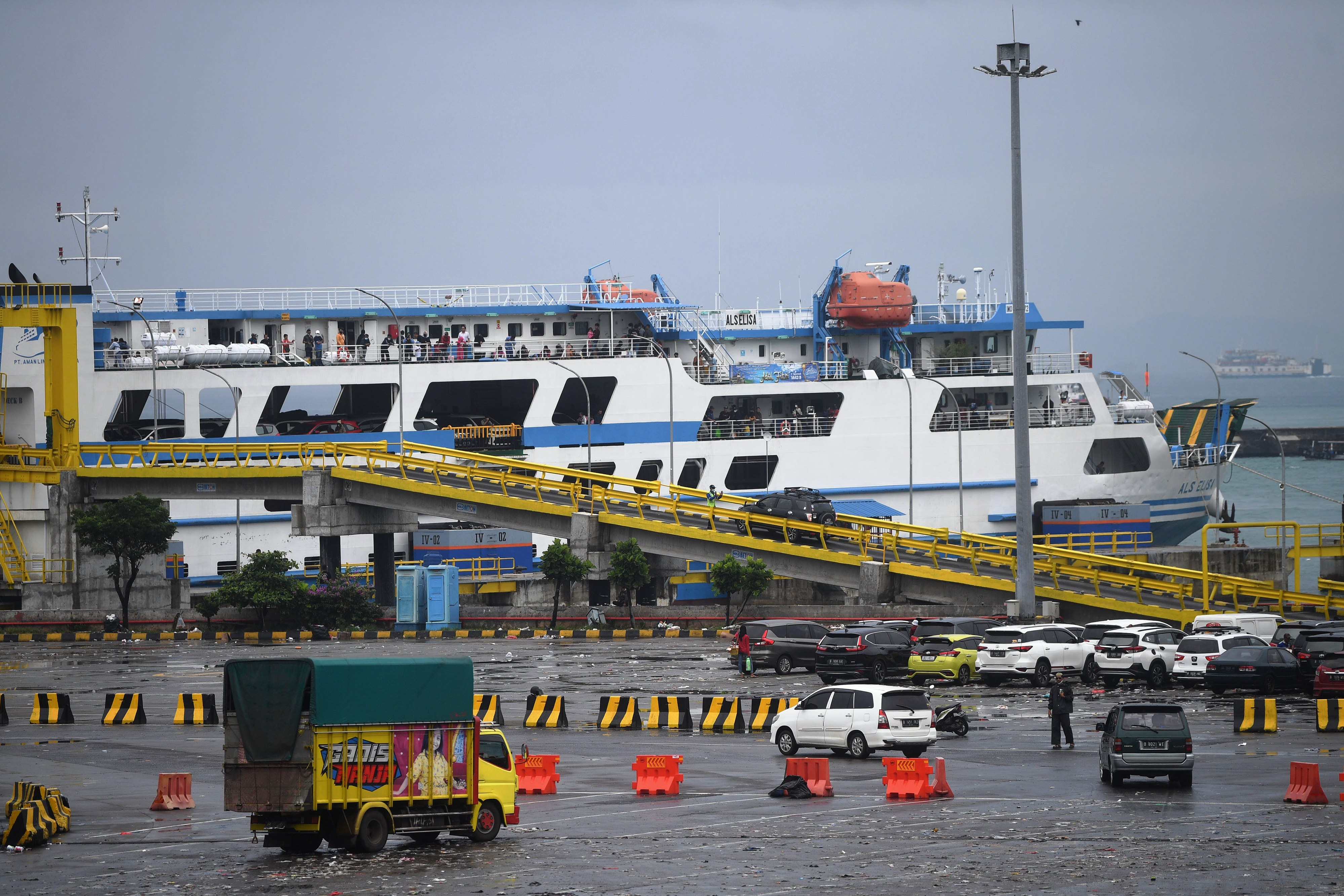 Suasana penyeberangan di Pelabuhan Merak.