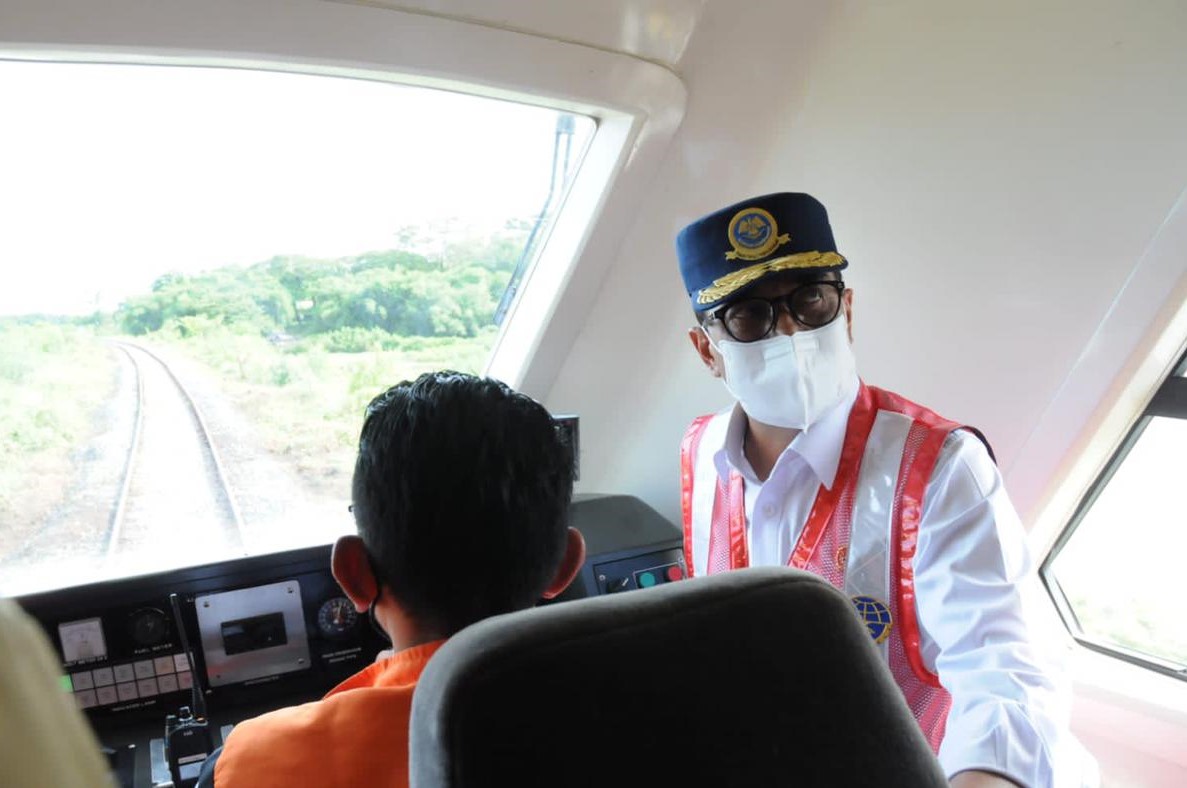 Menteri Perhubungan Budi Karya Sumadi mengecek progres proyek KA Makassar–Parepare