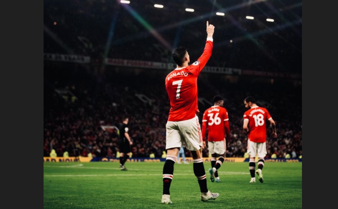 Penyerang Manchester United Cristiano Ronaldo melakukan selebrasi usai mencetak gol ke gawnag Brentford di laga Liga Primer Inggris.