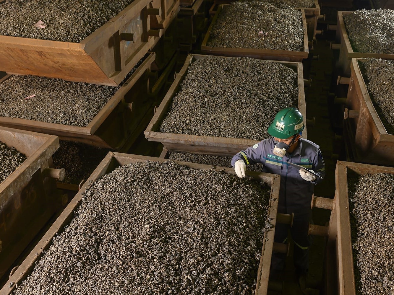 Karyawan Antam sedang bekerja.