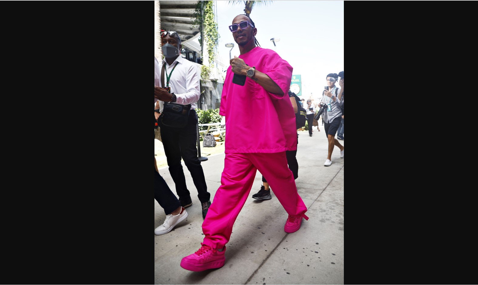 Pembalap Mercedes Lewis Hamilton datang ke paddock GP Miami dengan mengenakan pakaian serba pink, kacamata ungu, dan jam tangan besar.