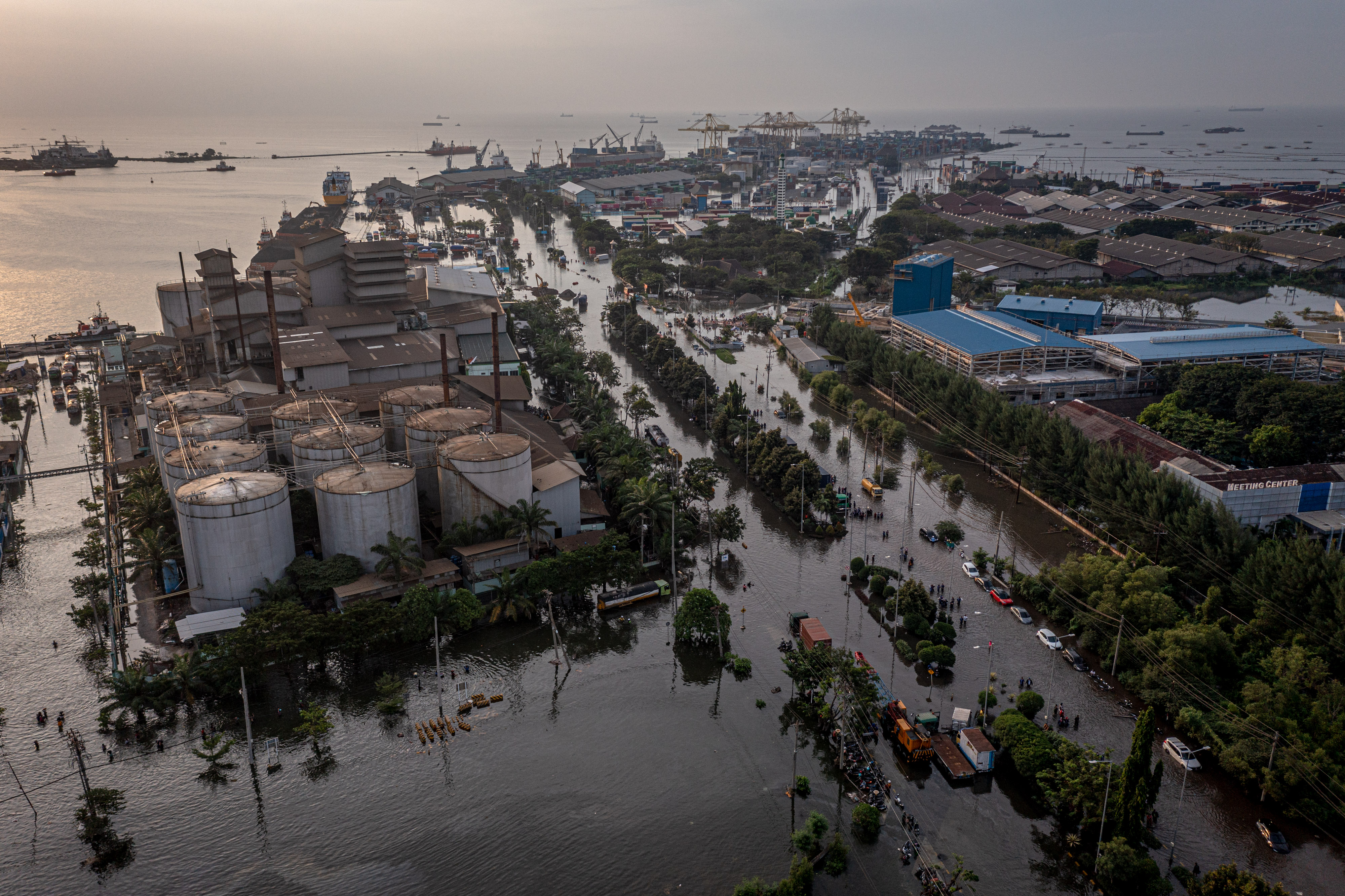 kondisi banjir limpasan air laut ke daratan atau rob yang merendam kawasan Pelabuhan Tanjung Emas Semarang, Jawa Tengah, Senin (23/5/2022).