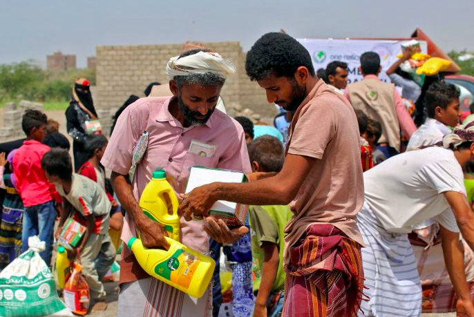 Ilustrasi warga Yaman menerima bantuan makanan 