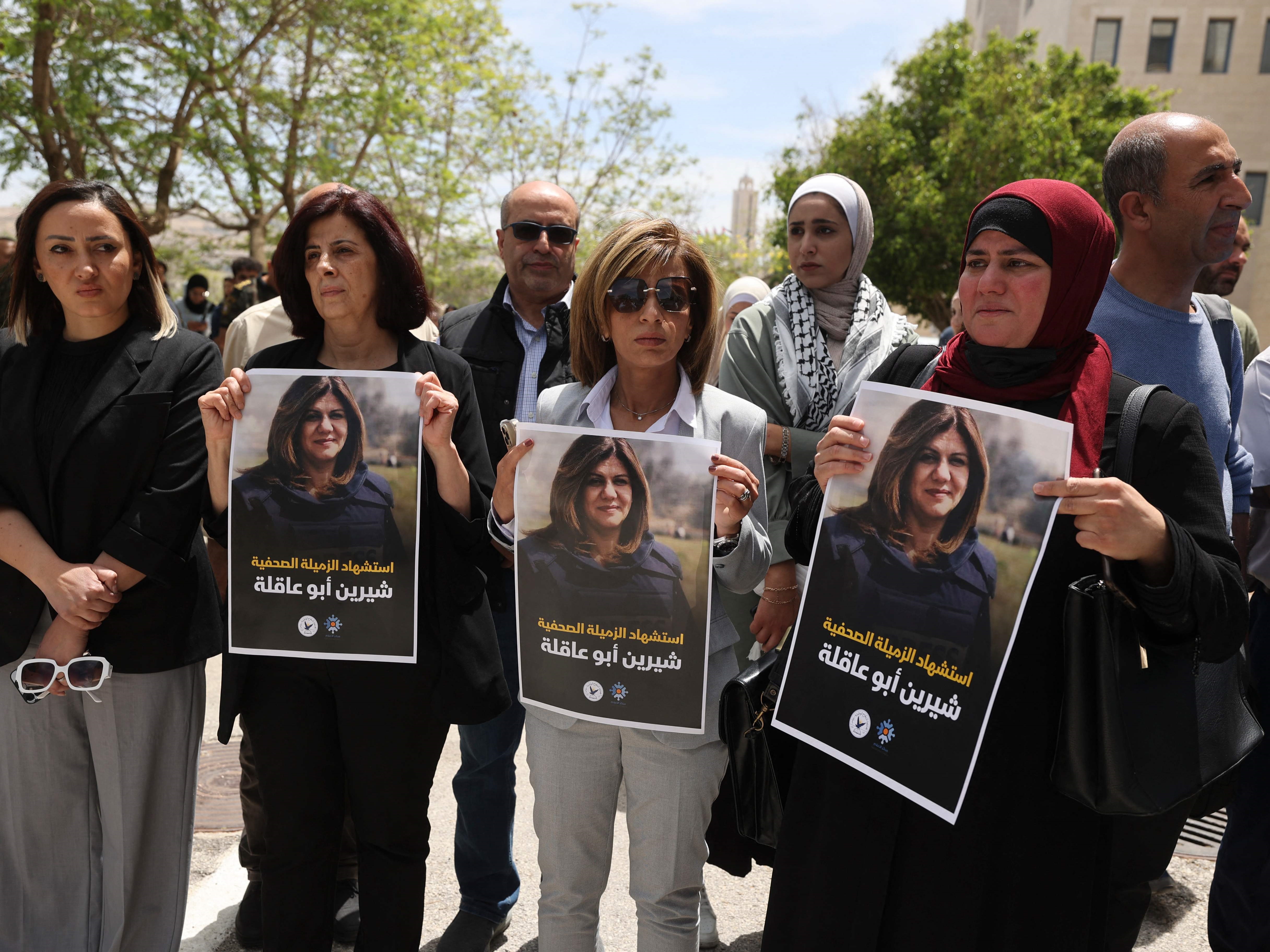 Warga Palestina menunggu jenazah jurnalis veteran Al-Jazeera Palestina Shireen Abu Aqleh, Rabu (11/5).