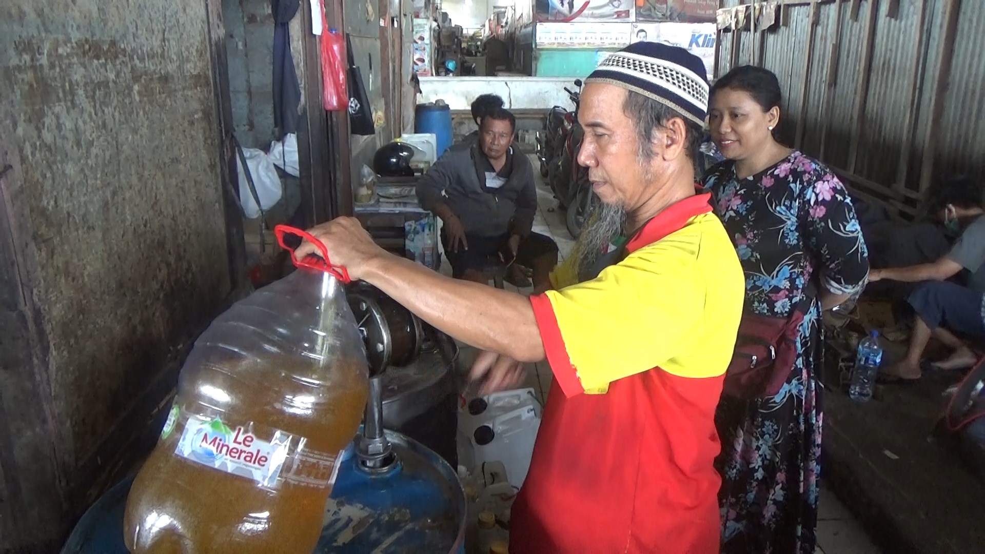 Pedagang mengantre mengisi minyak goreng curah