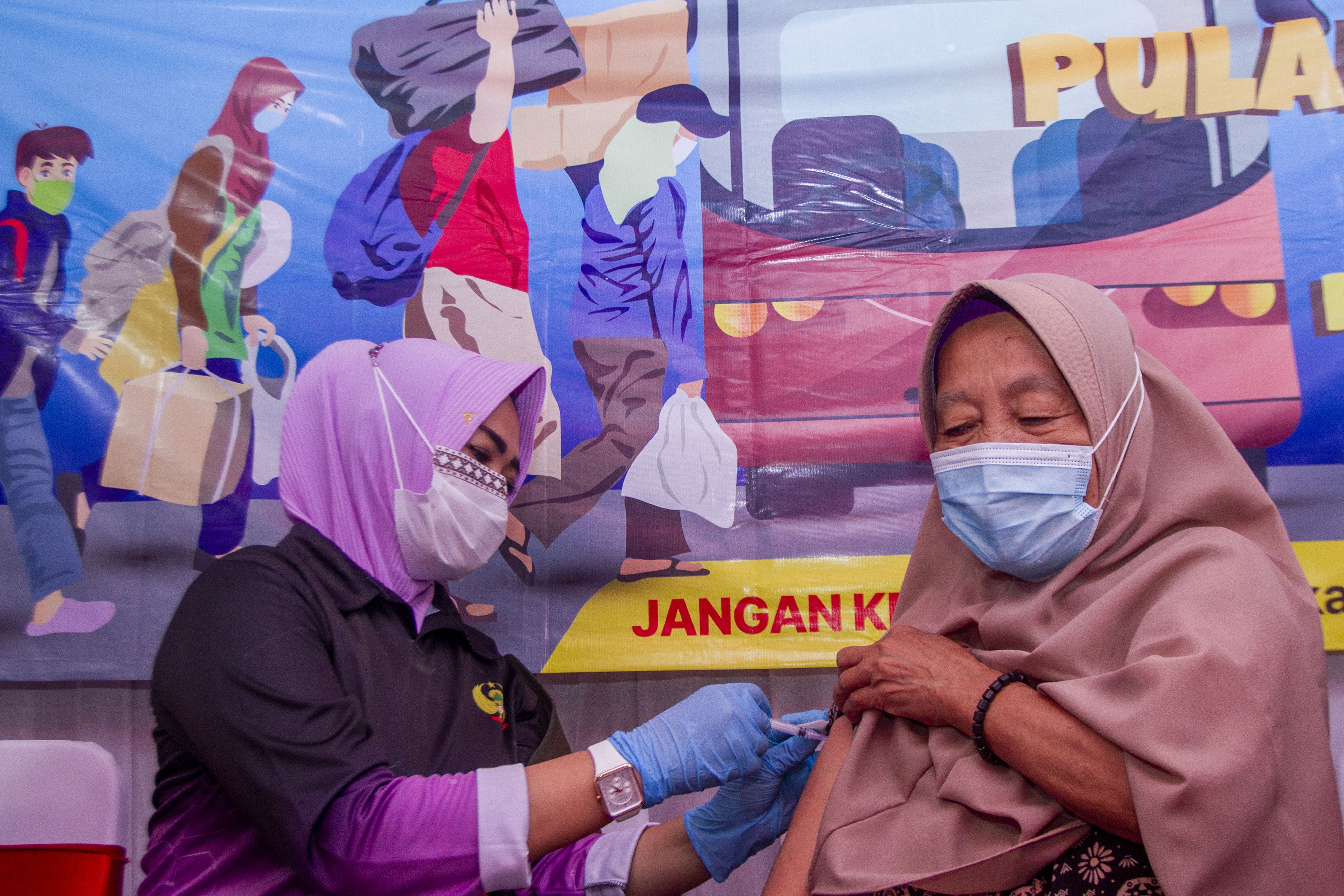 Petugas menyuntikkan vaksin covid-19 pada pemudik di Pos Pelayanan Ketupat Lodaya 2022, Rest Area KM 57, Karawang, Selasa (26/4/2022). 