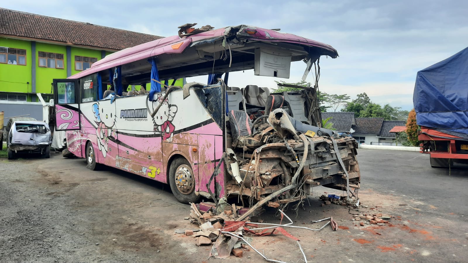 Bus yang mengalamai kecelakaan diduga karena rem blong di Ciamis, Jawa Barat.