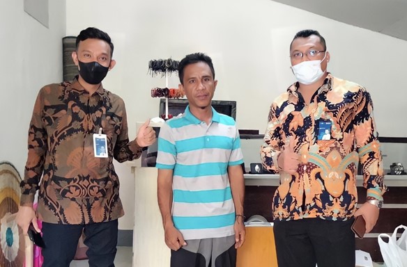 Penyaluran KUR kepada Sarinda Farid Rizki, pemilik Ungga Creative Lombok.