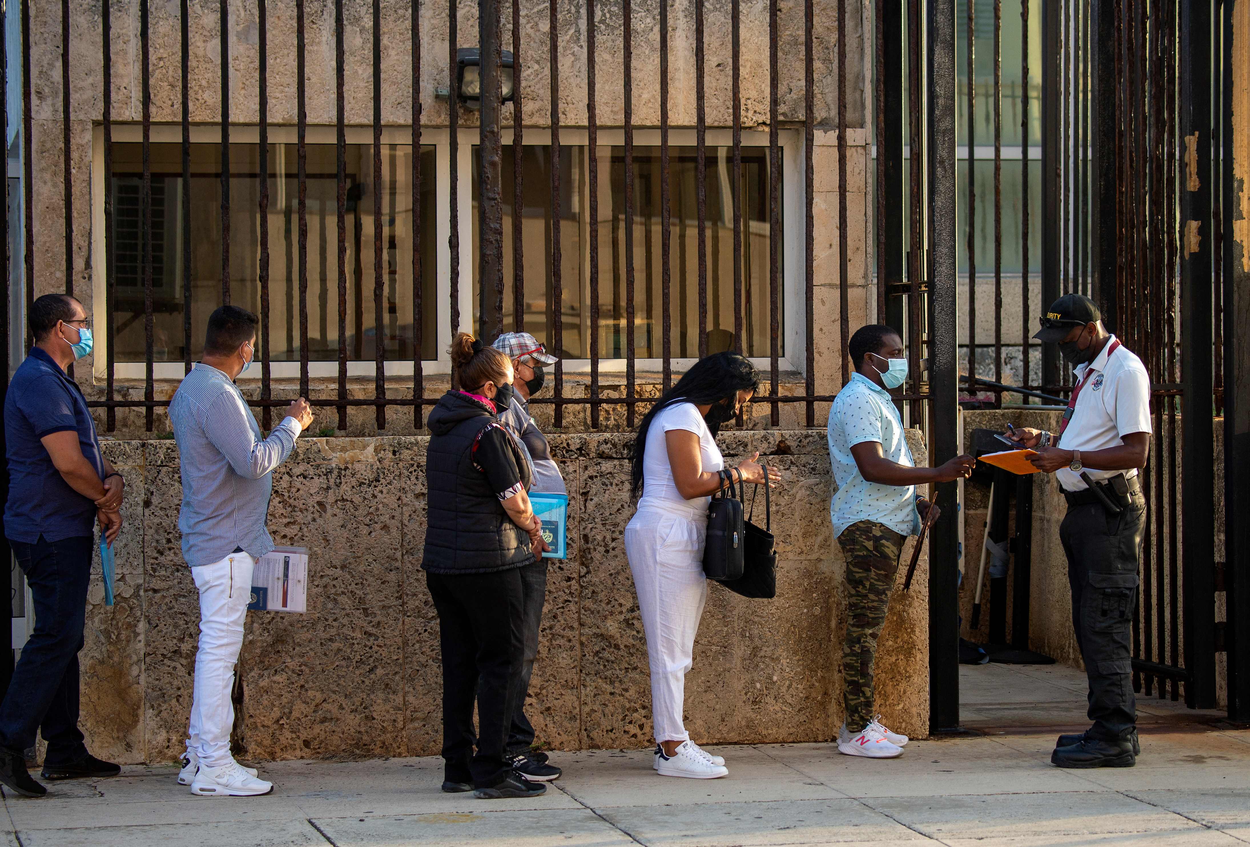 Warga Kuba mengantre untuk mendapatkan visa imigran di depan Gedung Kedutaan AS di Havana, Kuba, Selasa (3/5).   