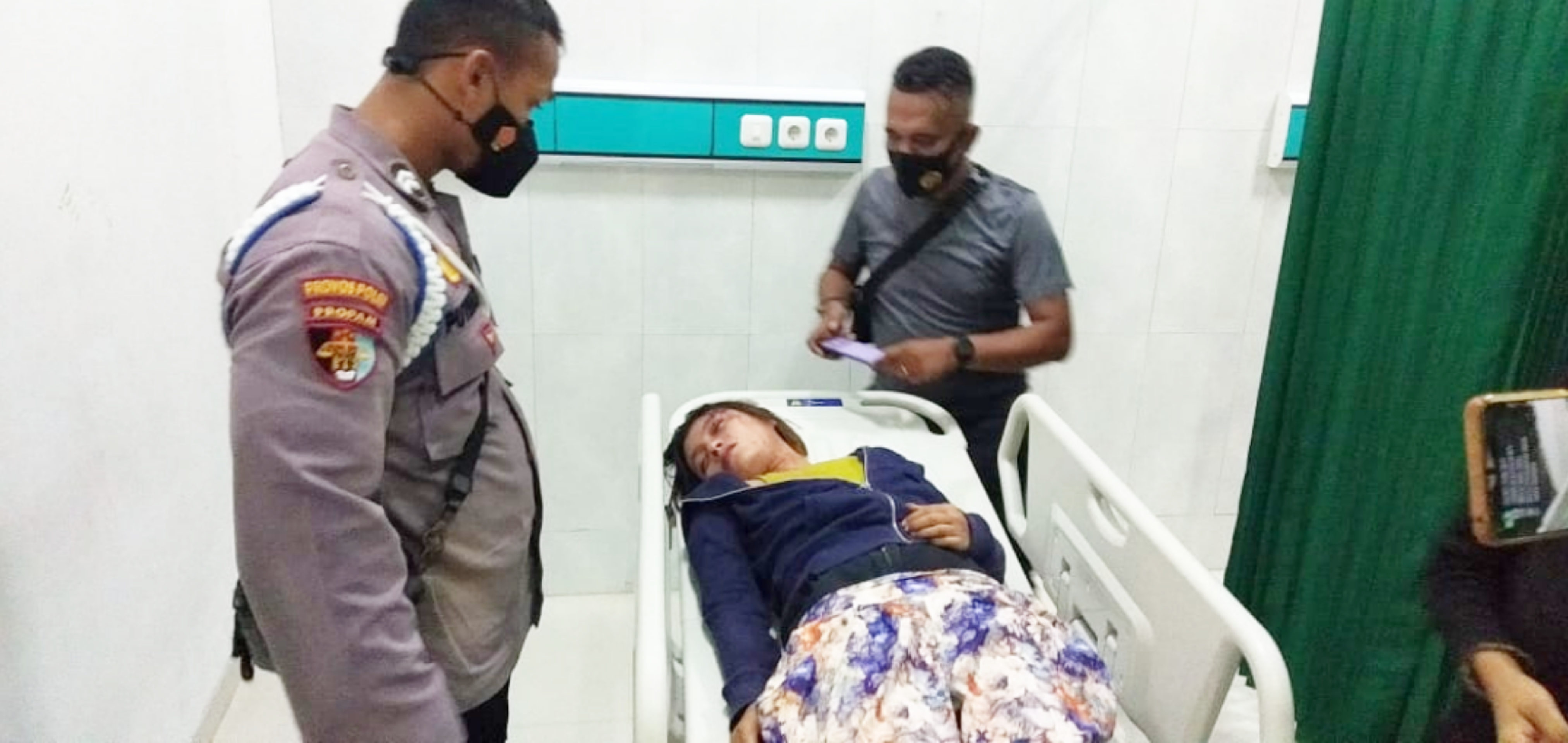 Korban dianiaya selingkuhannya yang bertugas di Polres Sikka dirawat di RSUD TC Hillers Maumere didampingi oleh anggota Polres Sikka.