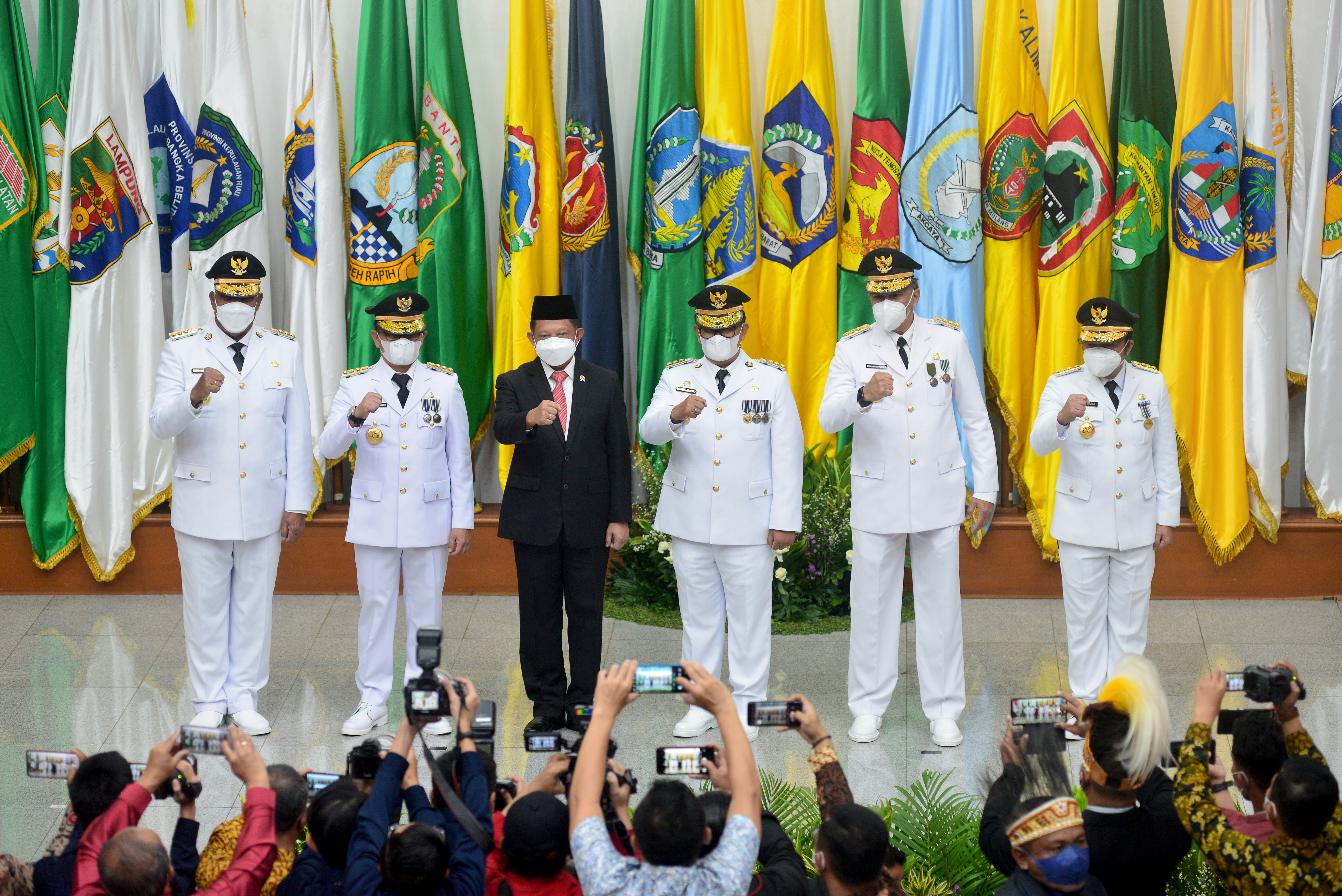 Menteri Dalam Negeri Tito Karnavian (tengah) seusai pelantikan lima penjabat gubernur di Gedung Kemendagri, Jakarta, Kamis (12/5).
