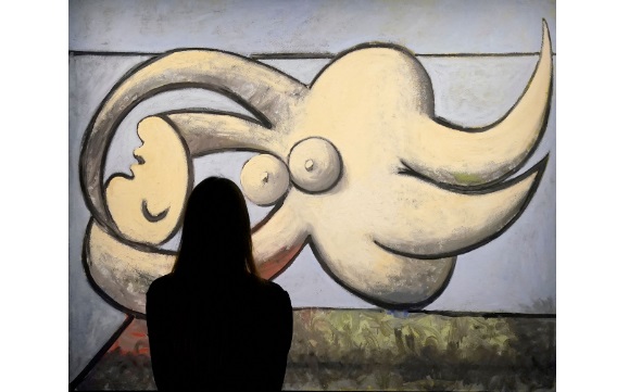 Lukisan Picasso berjudul Femme nue couchée yang sedang dipamerkan pada 6 Mai 2022 sebelum dilelang. 