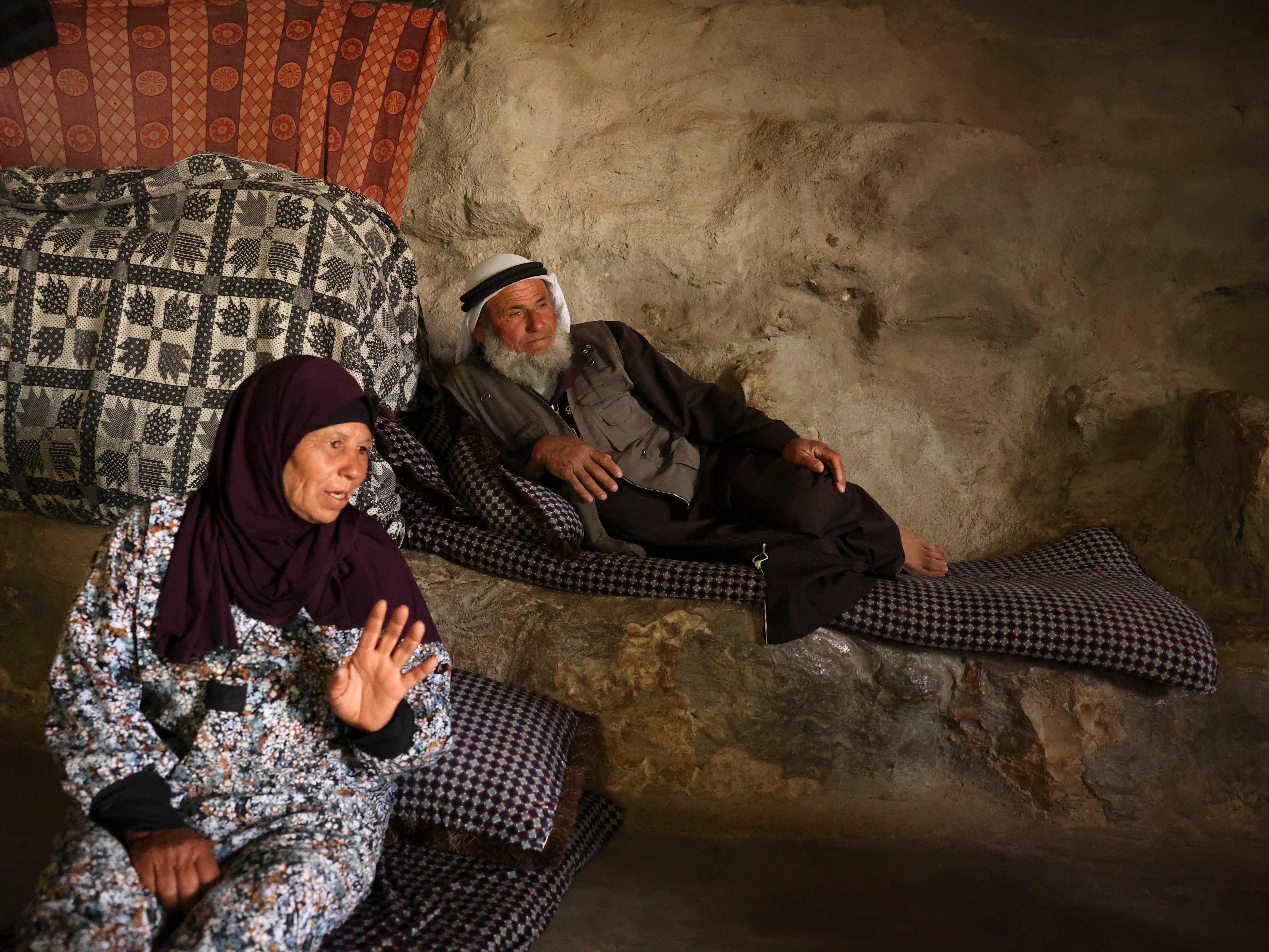 Ali Mohammed Jabbareen (kanan) duduk di rumahnya di desa Palestina, Jinba, bagian dari daerah Masafer Yatta di Tepi Barat.