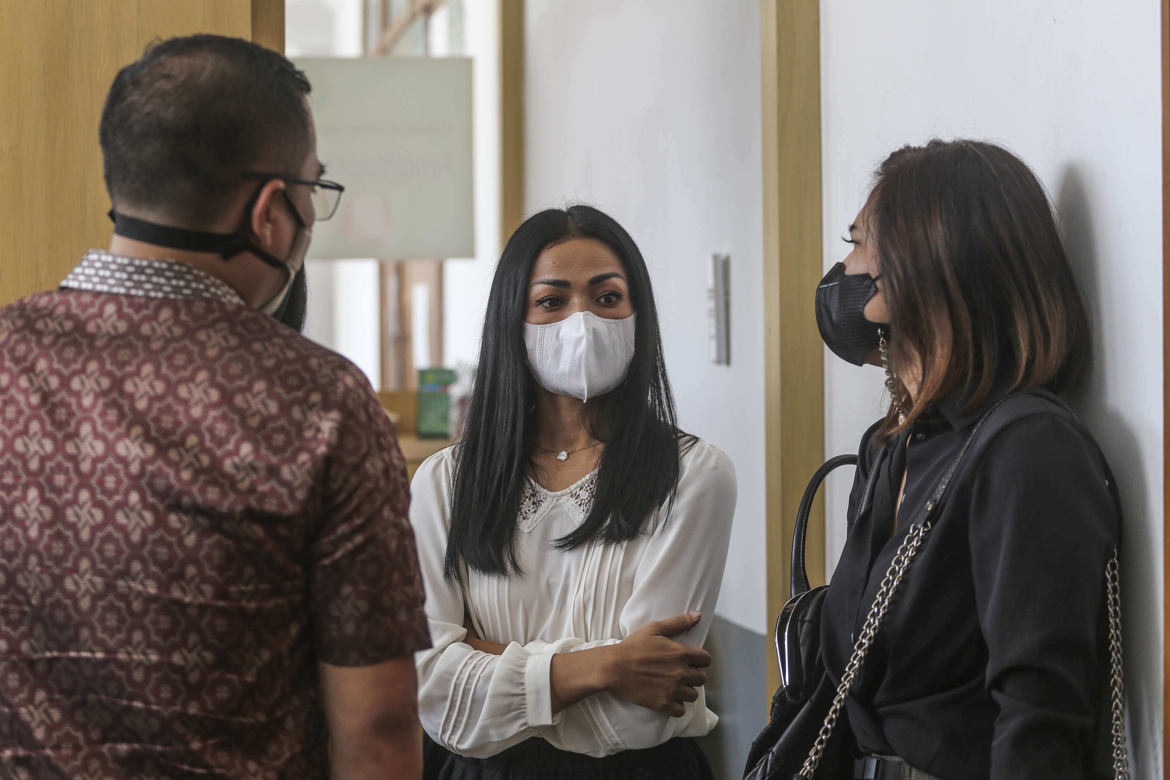Nirina Zubir berbincang dengan rekannya saat menunggu sidang kasus mafia tanah.