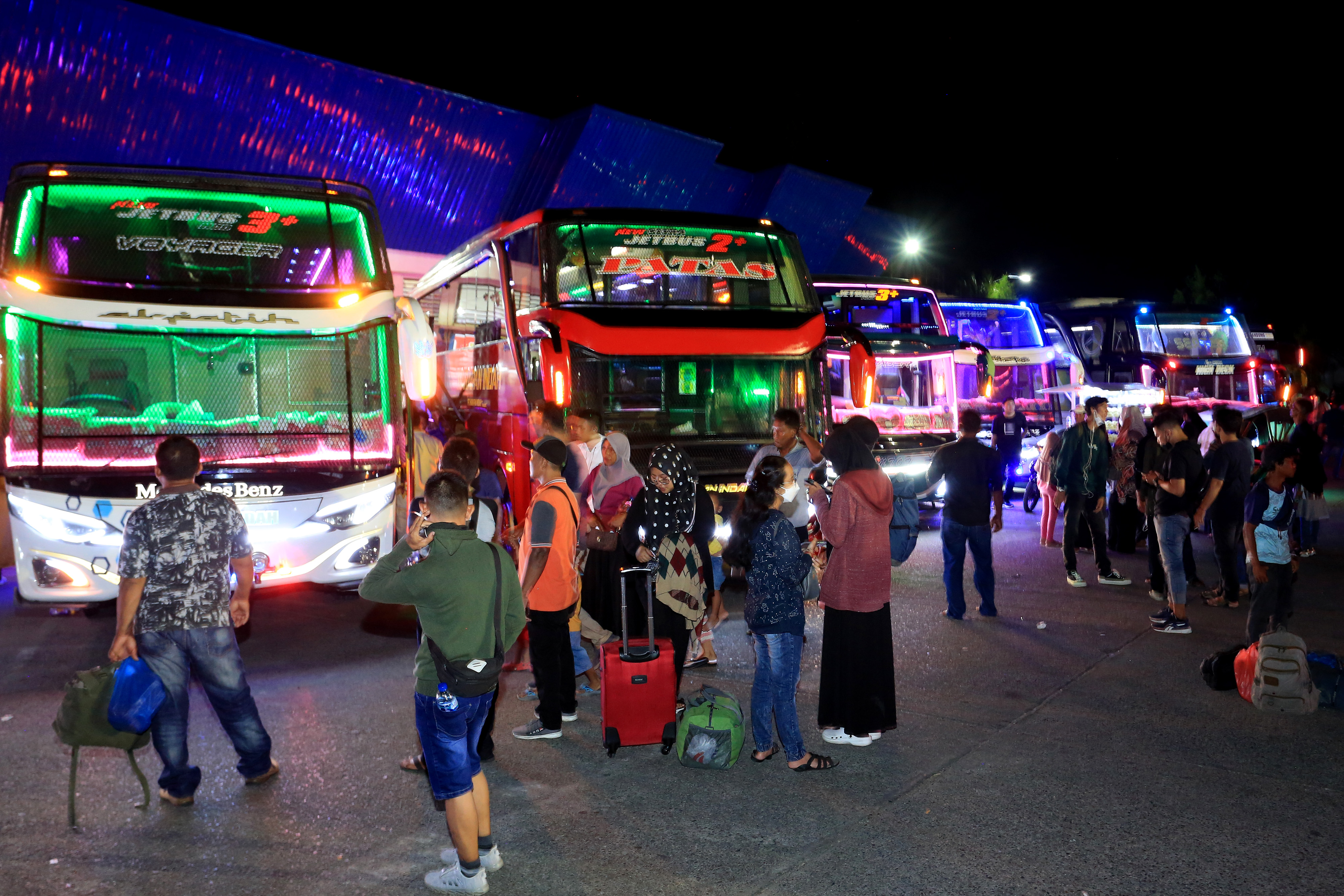 Sejumlah pemudik yang menggunakan bus antarkota antarprovinsi (AKAP) menunggu keberangkatan di Terminal tipe A Batoh, Banda Aceh, Aceh.