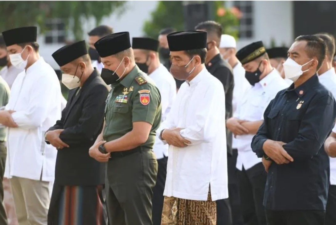 Presiden Joko Widodo (kedua kanan) menunaikan Shalat Idul Fitri 1433 H di halaman Gedung Agung, Istana Kepresidenan Yogyakarta, Senin (2/5).