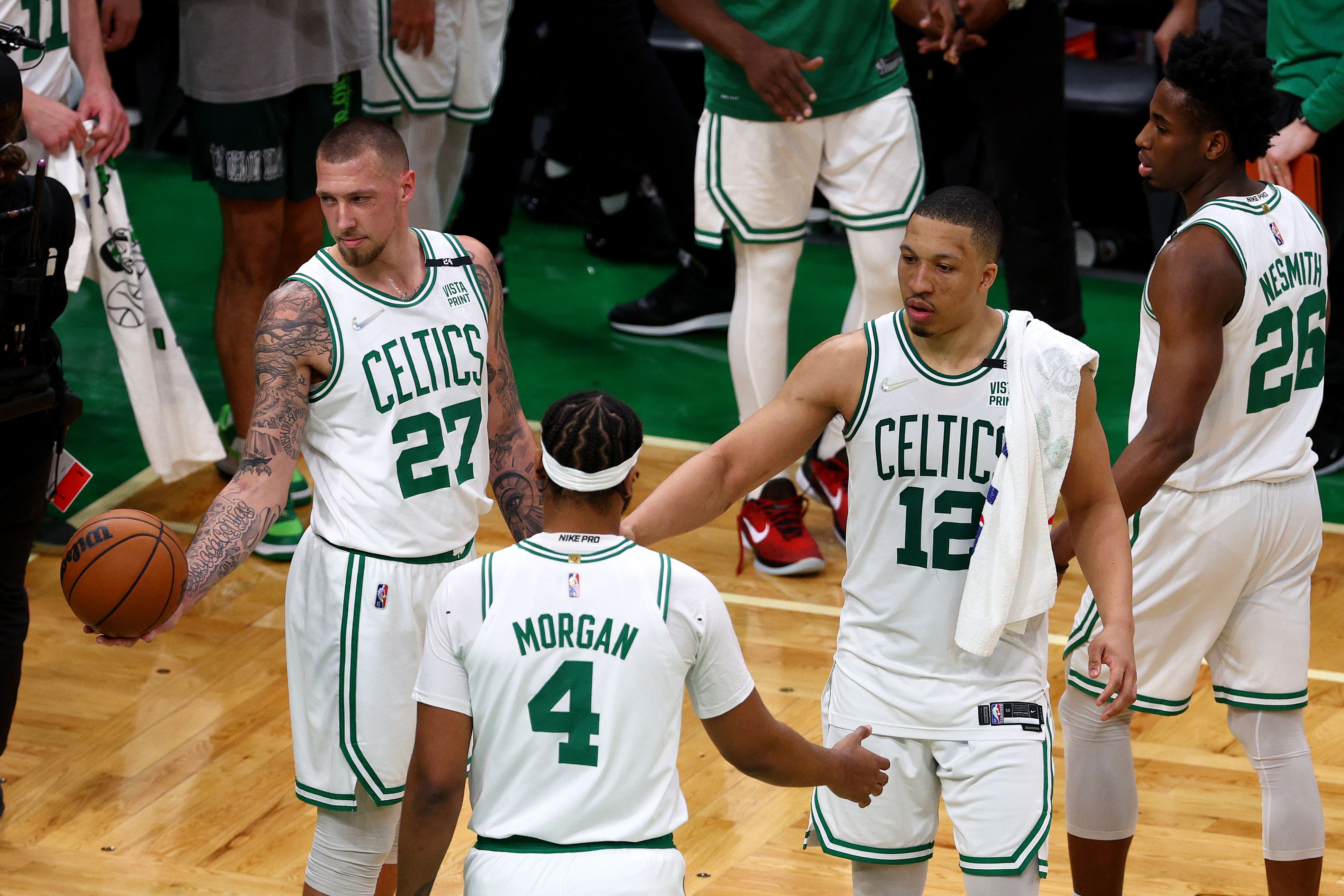 Pemain Boston Celtics tengah rehat usai pertarungan sengit Final Wilayah Timur NBA dengan Miami Heat