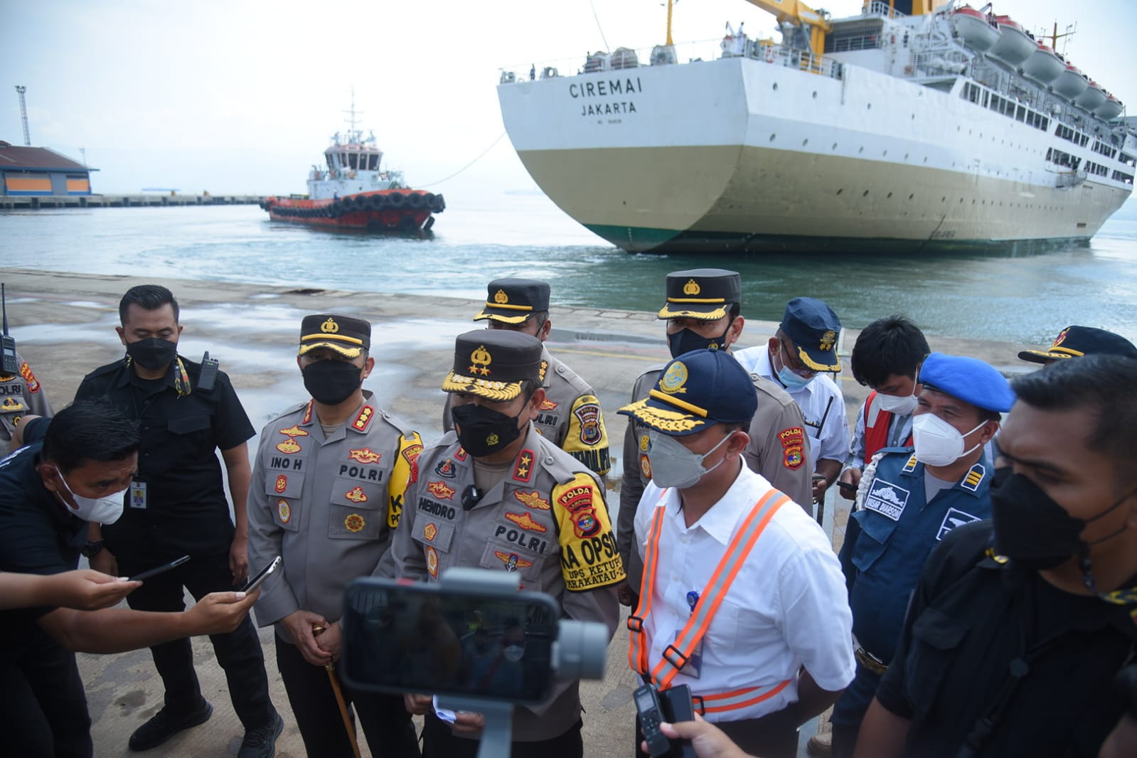 Kapolda Lampung Irjen Hendro Sugiatno saat melepas perjalanan kapal dari Pelabuhan Panjang