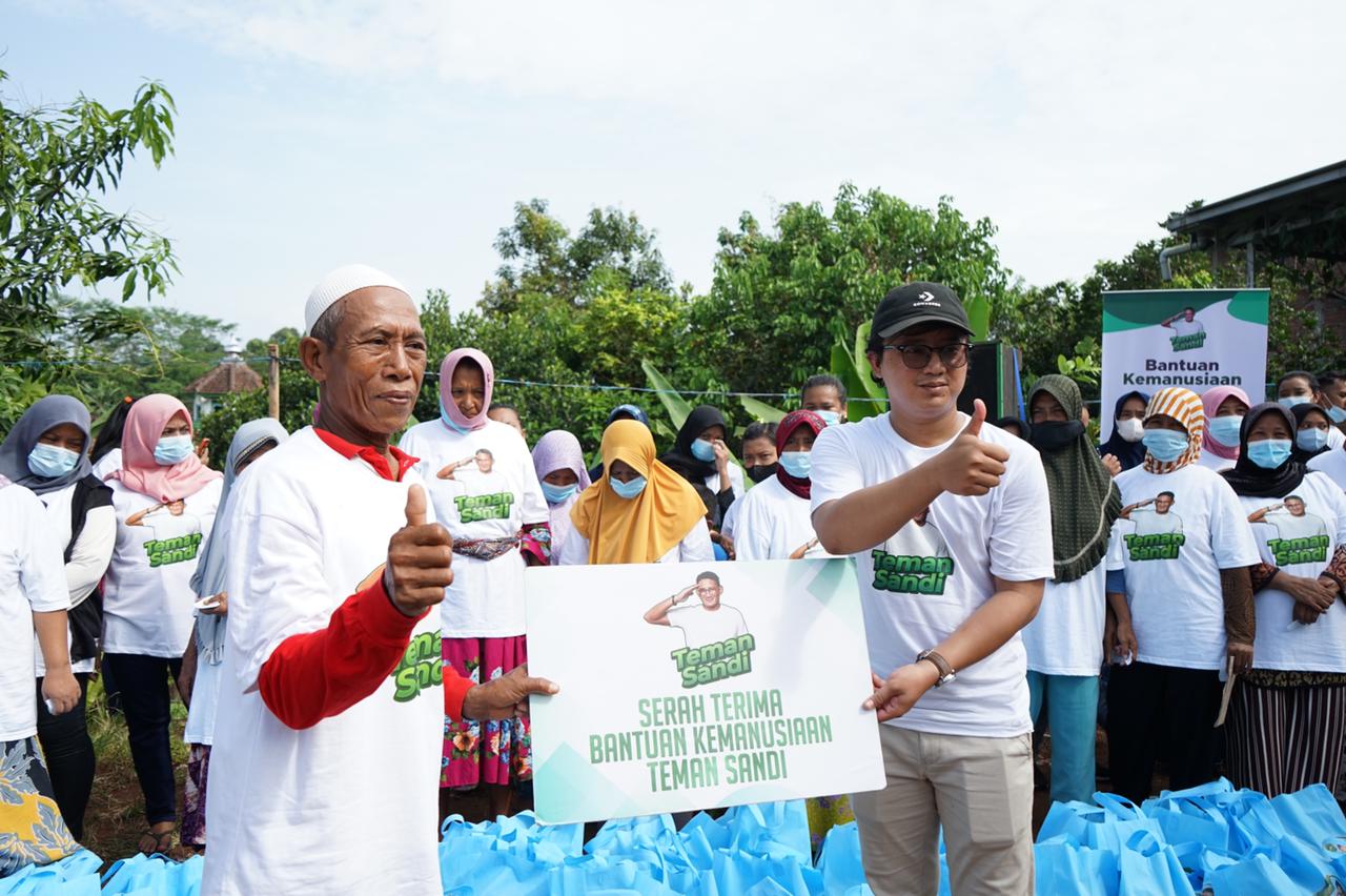 Teman Sandi memberikan ratusan bantuan berupa sembako yang diserahkan kepada warga Kelurahan Wonoplumbon. 