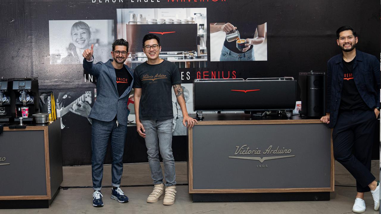 Barista Mikael Jasin (kanan) yang juga Brand Ambassador Victoria Arduino Indonesia mengenalkan mesin kopi. 