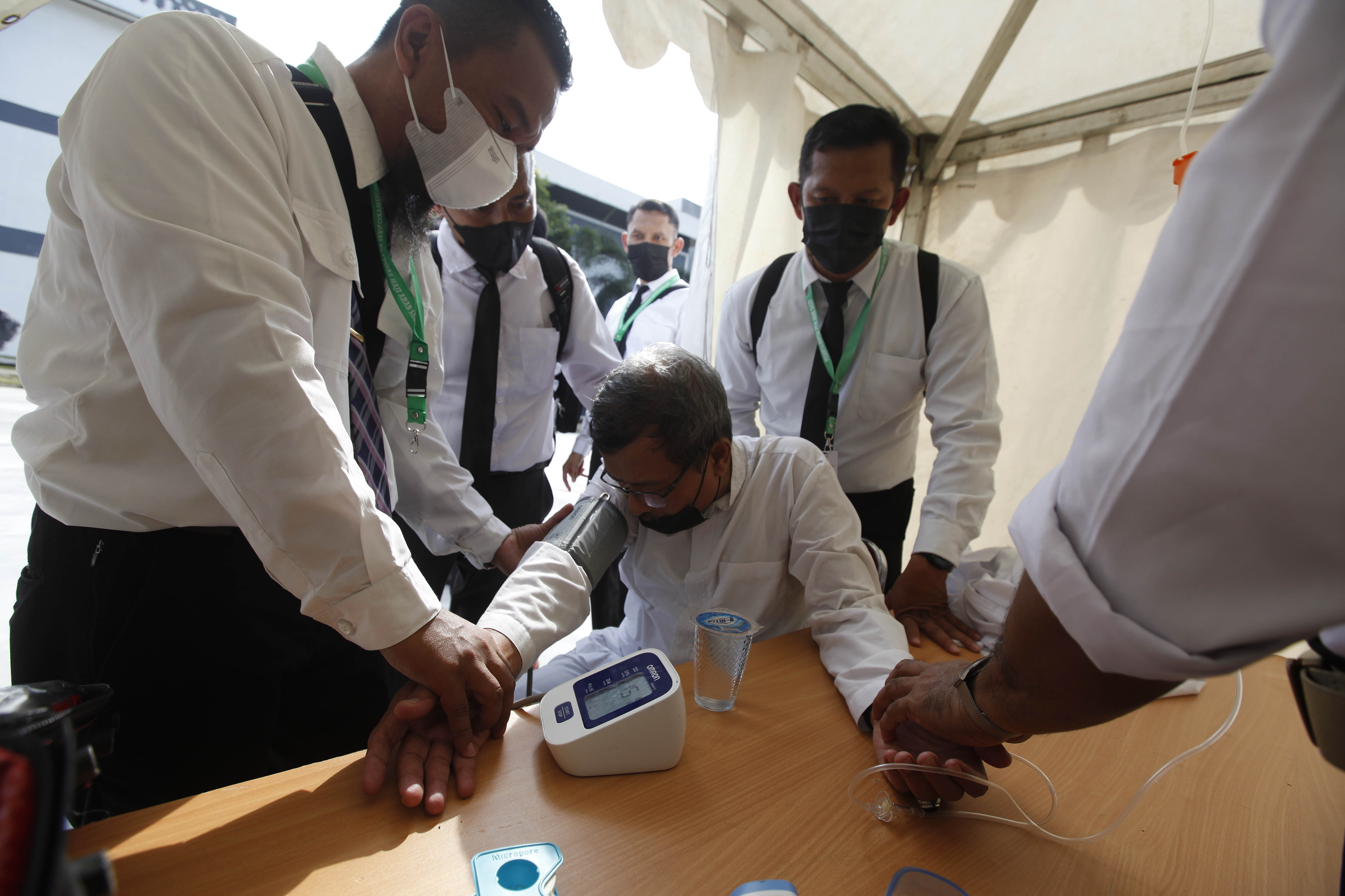 Petugas Penyelenggara Ibadah Haji (PPIH) membantu jemaah haji dalam simulasi gladi di Asrama Haji, Pondok Gede, Jakarta, Sabtu (19/05/2022)