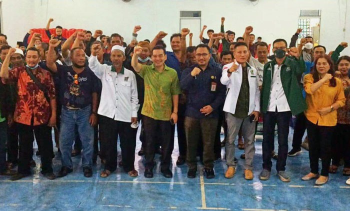 Anggota Komisi IV DPR Daniel Johan (batik hijau) Kepala SMKPPN Banjarbaru, Budi Santoso (ke-4 kanan bersama peserta Bimtek Peningkatan, Kabu