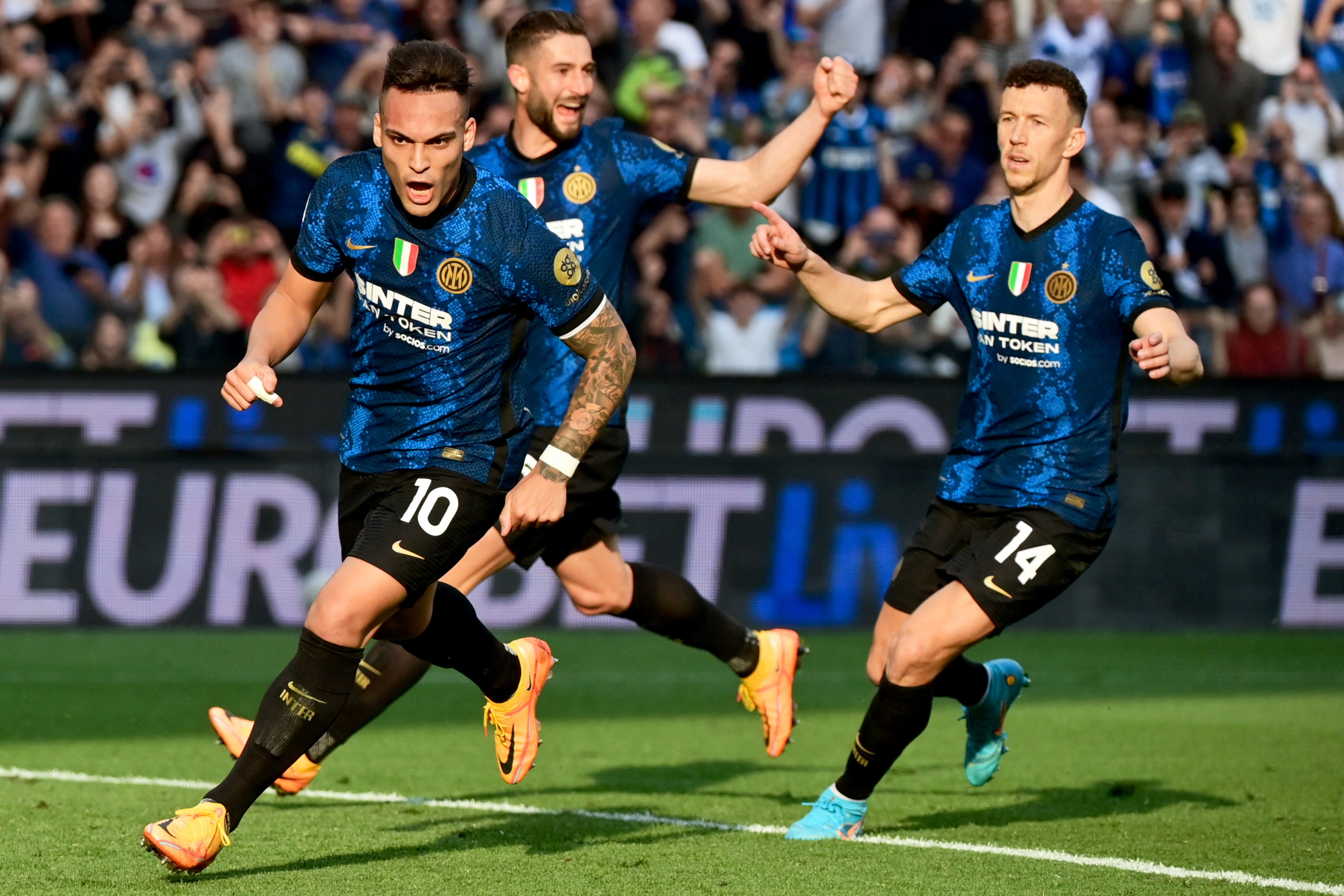 Pemain Inter Milan merayakan gol yang dicetak ke gawang lawan.