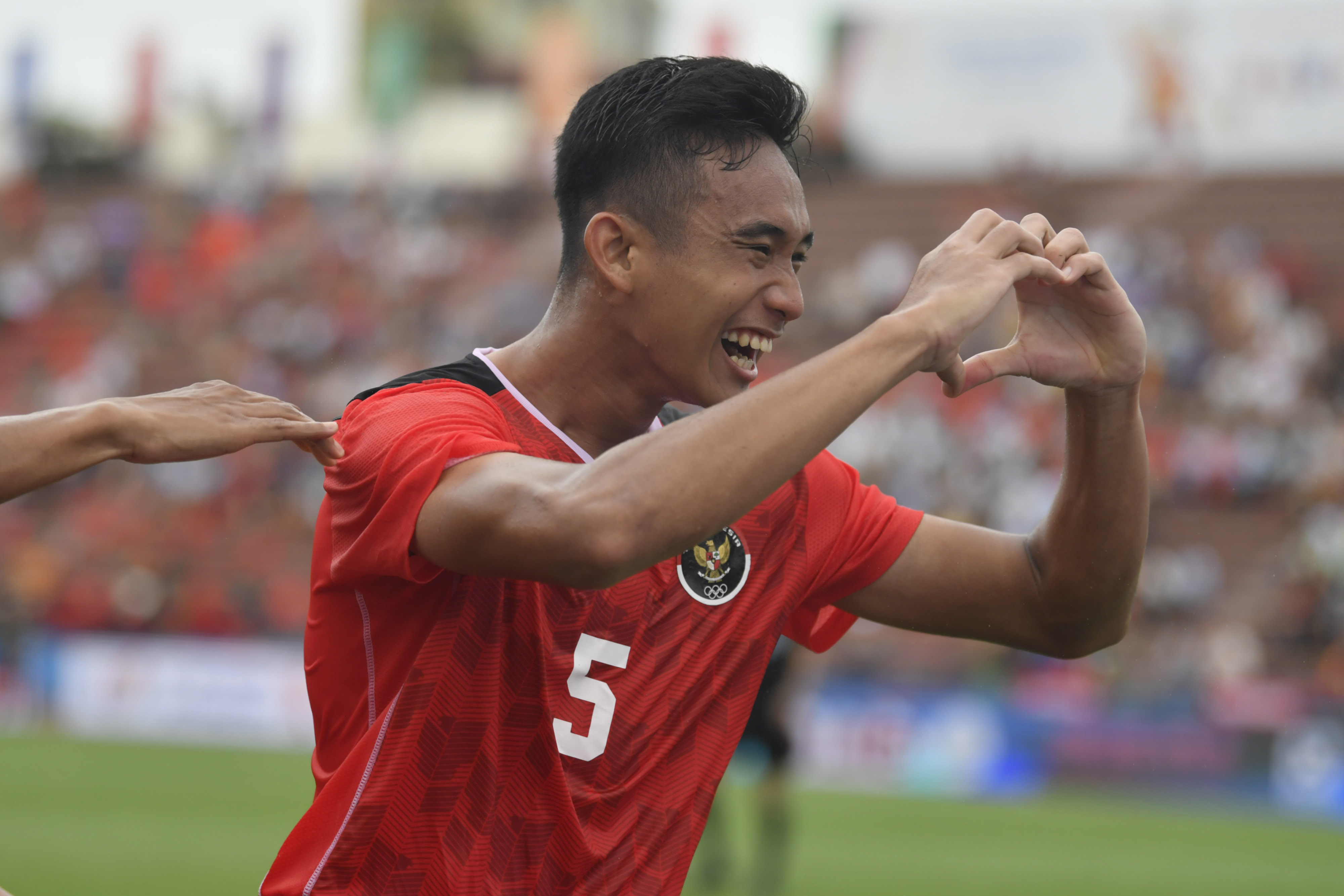 Pemain Timnas U-23 Rizky Ridho Ramadhan melakukan selebrasi setelah mencetak gol ke gawang Filipina