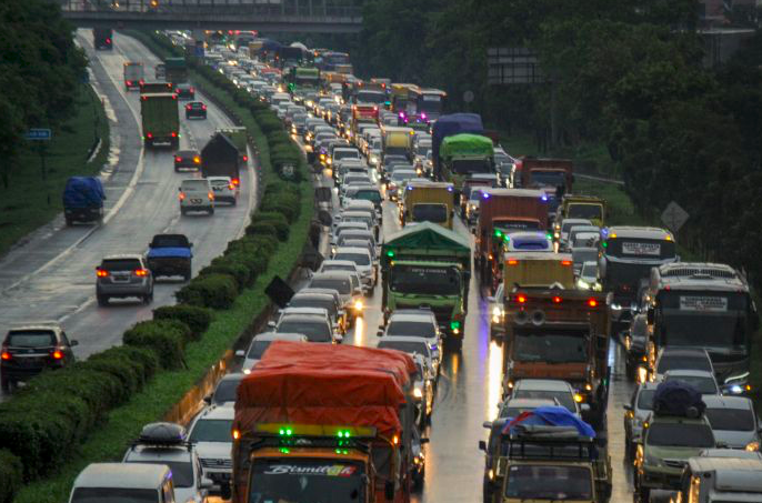 Sejumlah kendaraan terjebak kemacetan menuju gerbang keluar tol Cileunyi di Kabupaten Bandung.