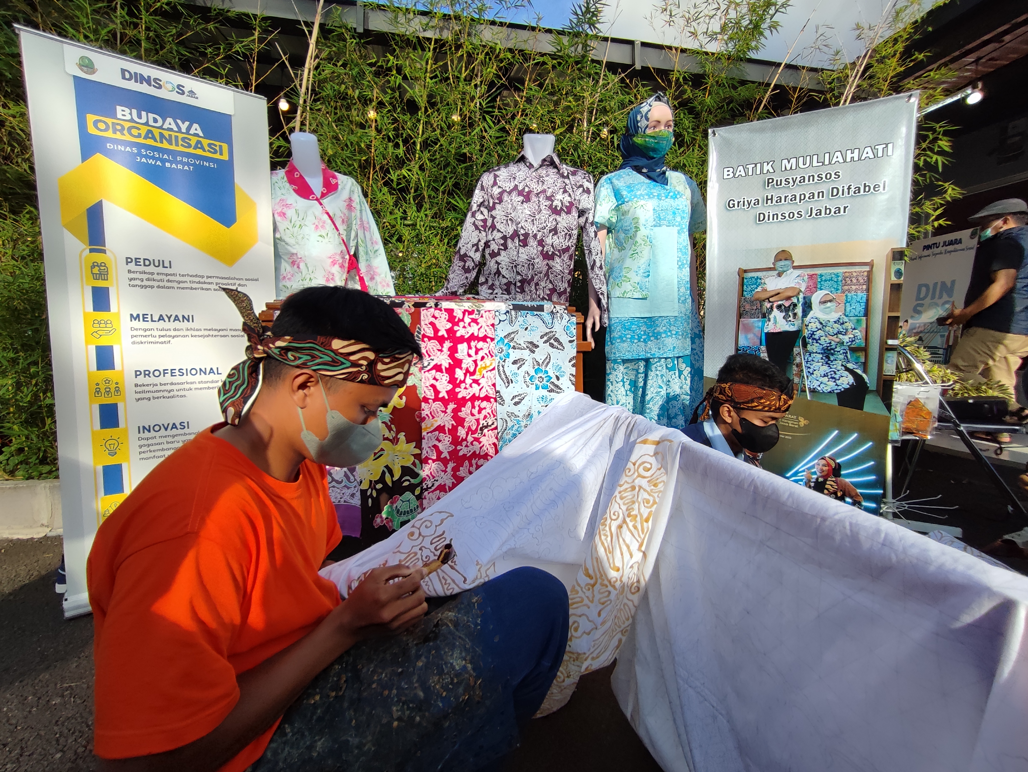Dua orang peserta pelatihan dari Dinas Sosial (Dinsos) Jawa Barat belajar membatik di Panti Pemberdayaan Sosial Bina Remaja (PPSBR) Lembang