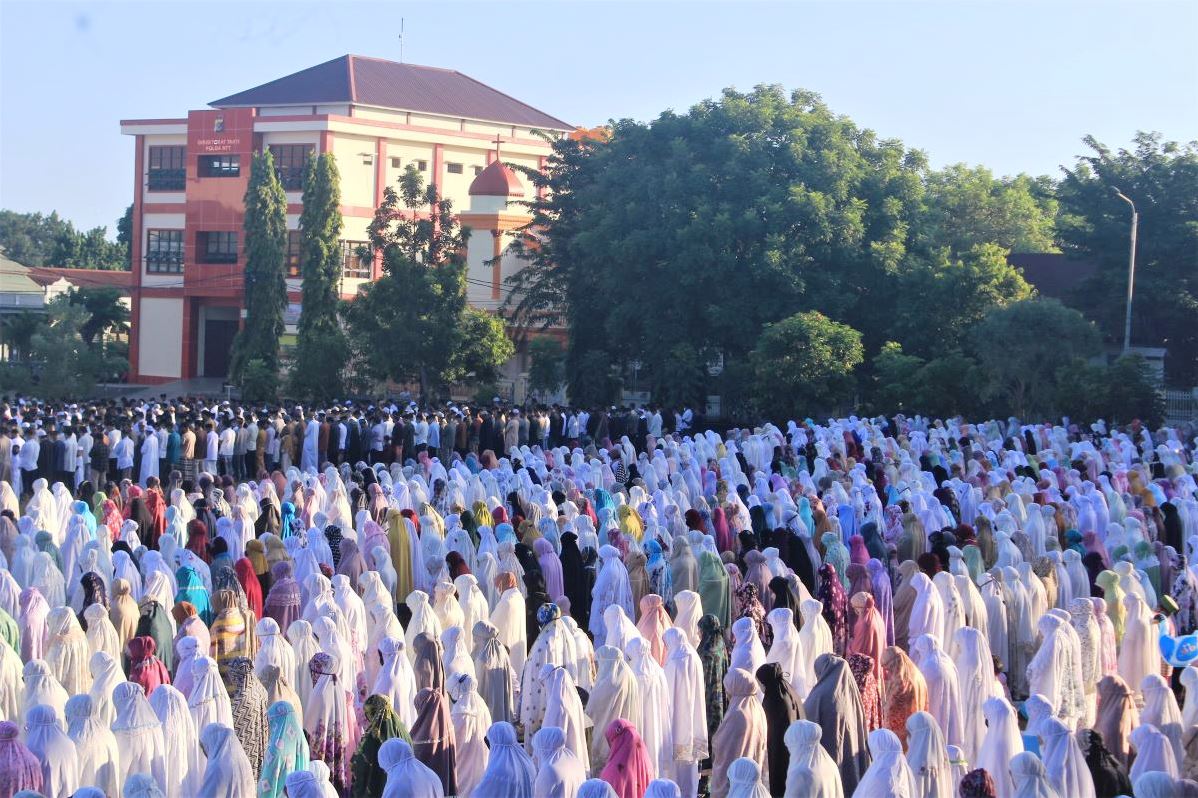 Ribuan Umat Muslim Khusyuk Laksanakan Salat Id