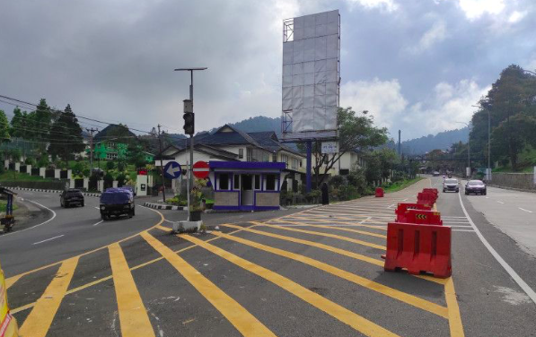 Jalur Puncak-Cianjur, Jawa Barat, akhir pekan ramai lancar tidak terlihat antrean hingga petang, Sabtu (21/5). 