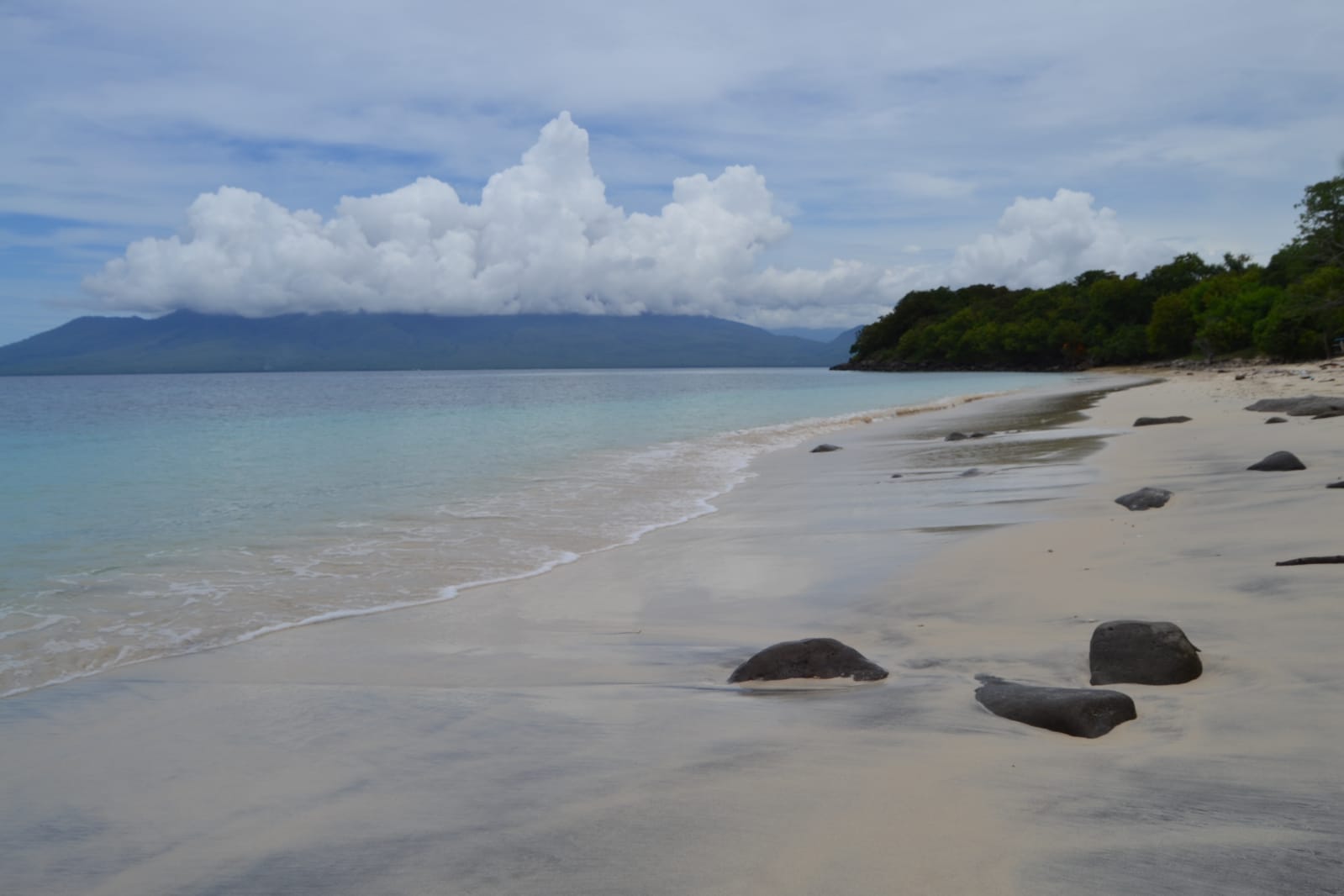 Suasana Destinasi Wisata Pantai Likutuden  di Wilayah terisolir
