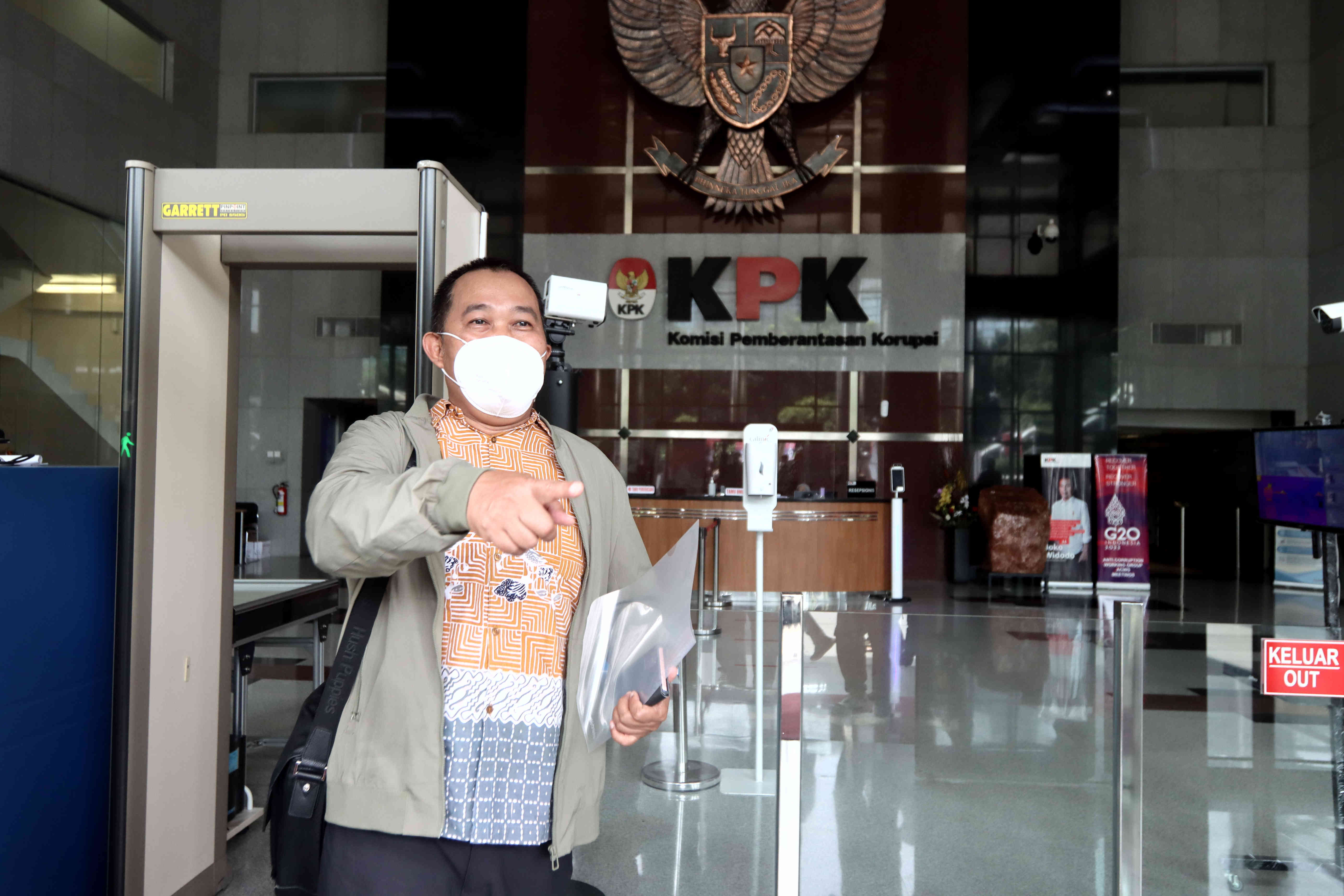  Koordinator Masyarakat Antikorupsi Indonesia (MAKI) Boyamin Saiman