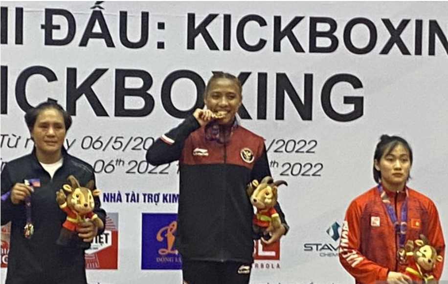Kickboxer Indonesia Diandra Ariesta Pieter saat upacara pengalungan medali di nomor full contact 56kg putri SEA Games 2021.