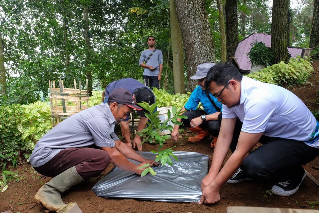 Danone Indonesia juga memelopori berbagai upaya perlindungan sumber daya air dengan menanam pohon.