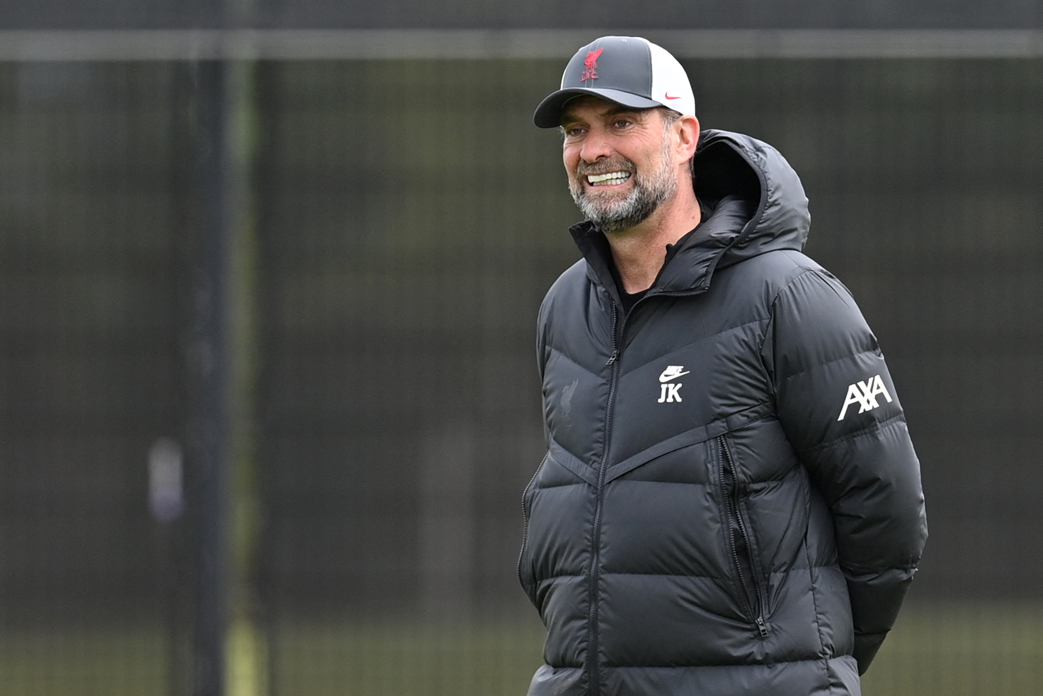 Pelatih Liverpool Jurgen Klopp tersenyum saat menjalani sesi latihan.