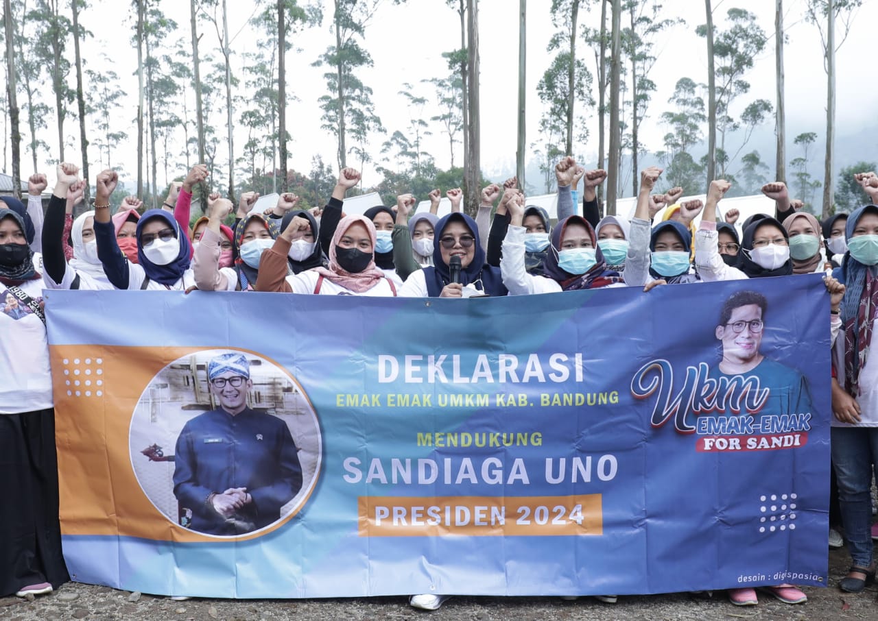 Ratusan wanita yang tergabung dalam UKM Emak - Emak For Sandi Kabupaten Bandung menggelar pelatihan pembuatan milkshake strawberry. 