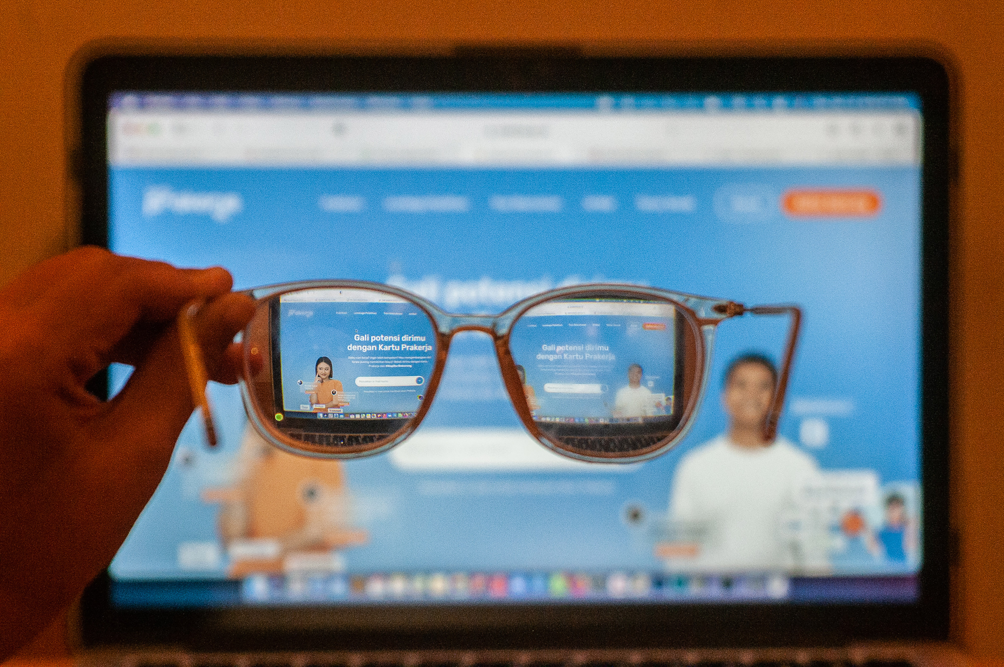 Warga mengakses laman resmi situs Kartu PraKerja.