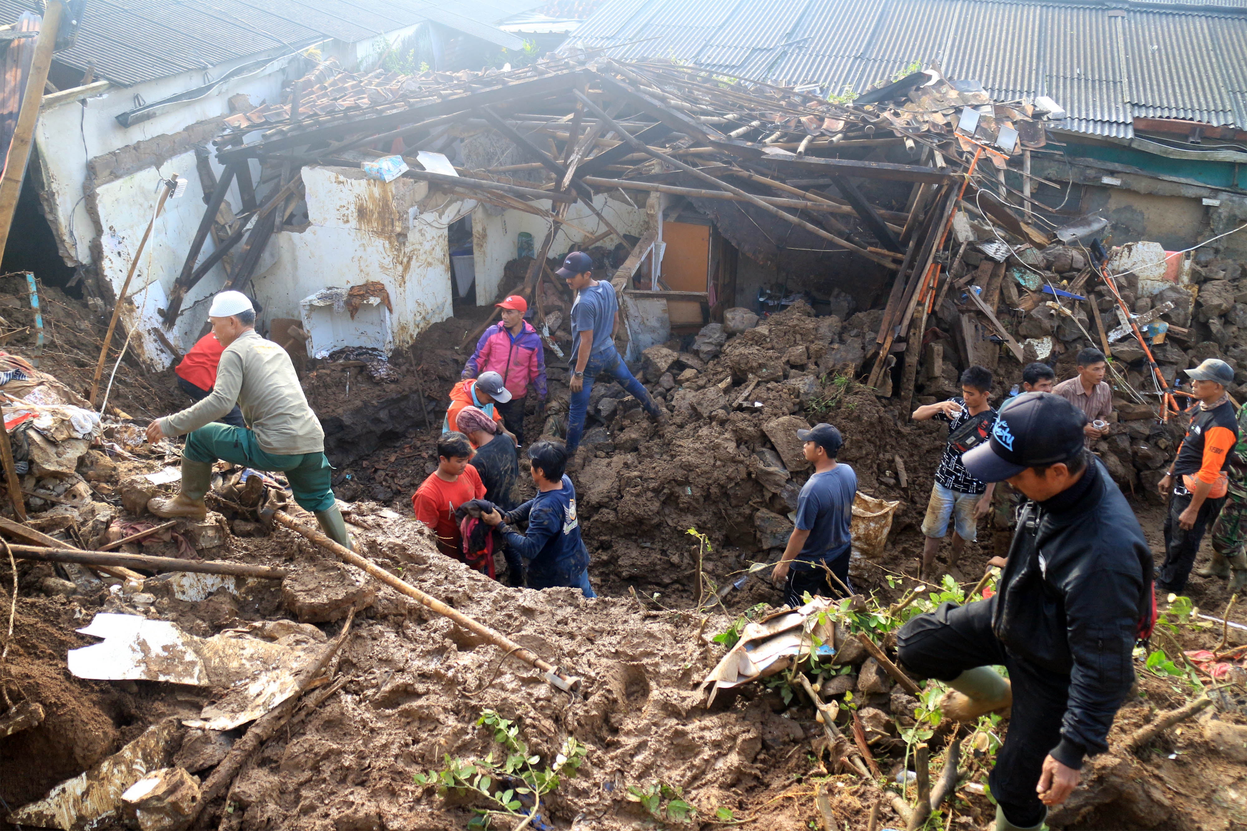 Petugas dan warga melakukan evakuasi terhadap korban tanah longsor di Kabupaten Bogor.