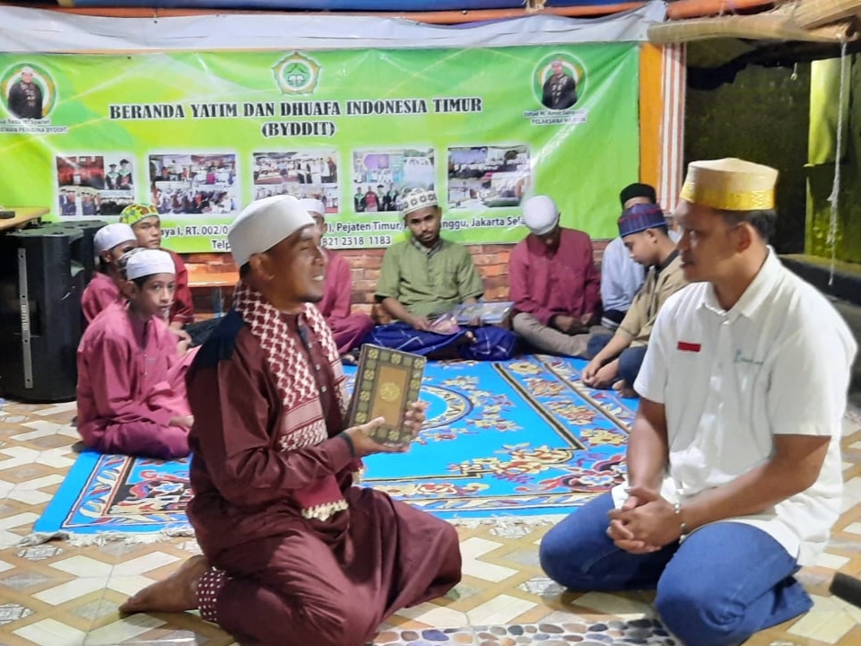 Para anak yatim dan kaum dhuafa di Beranda Yatim dan Dhuafa Indonesia Timur akan terbantu dengan kehadiran wakaf Al-Qur'an. 
