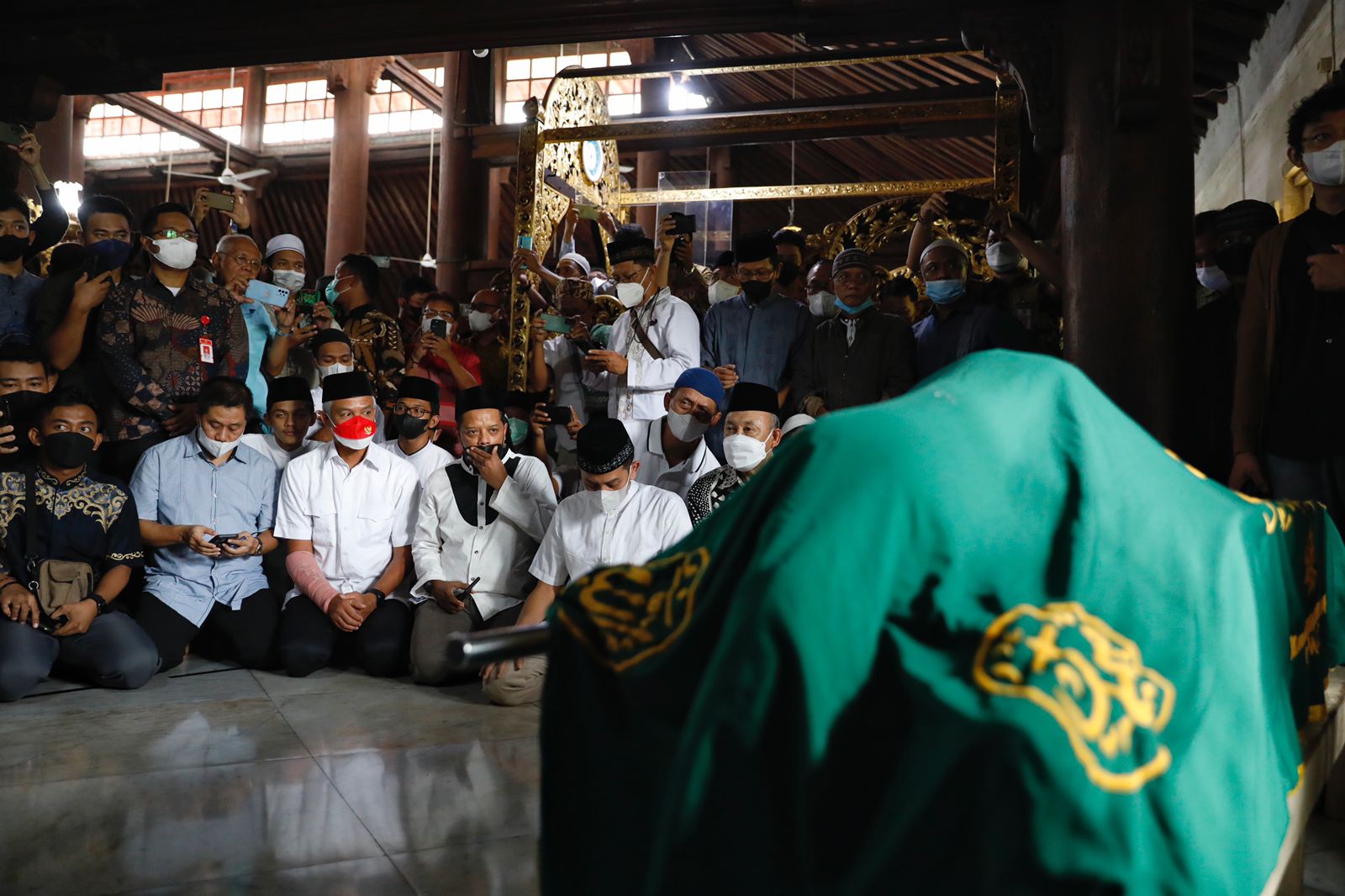 Gubernur Jateng Ganjar Pranowo, melawat jenazah Buya Syafii Maarif yang disemayamkan di Masjid Gedhe Kauman, Kecamatan Gondomanan, DIY
