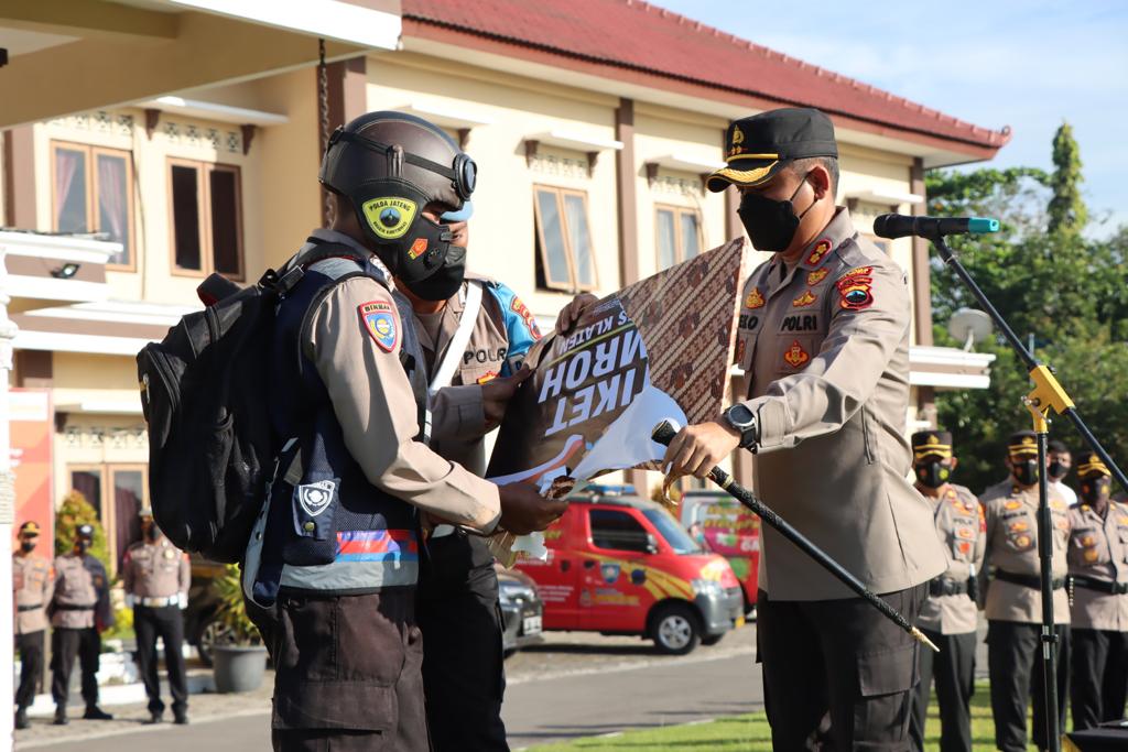 Bripka Eko Purnomo menerima hadiah umroh dari Kapolres Klaten AKB Eko Prasetyo