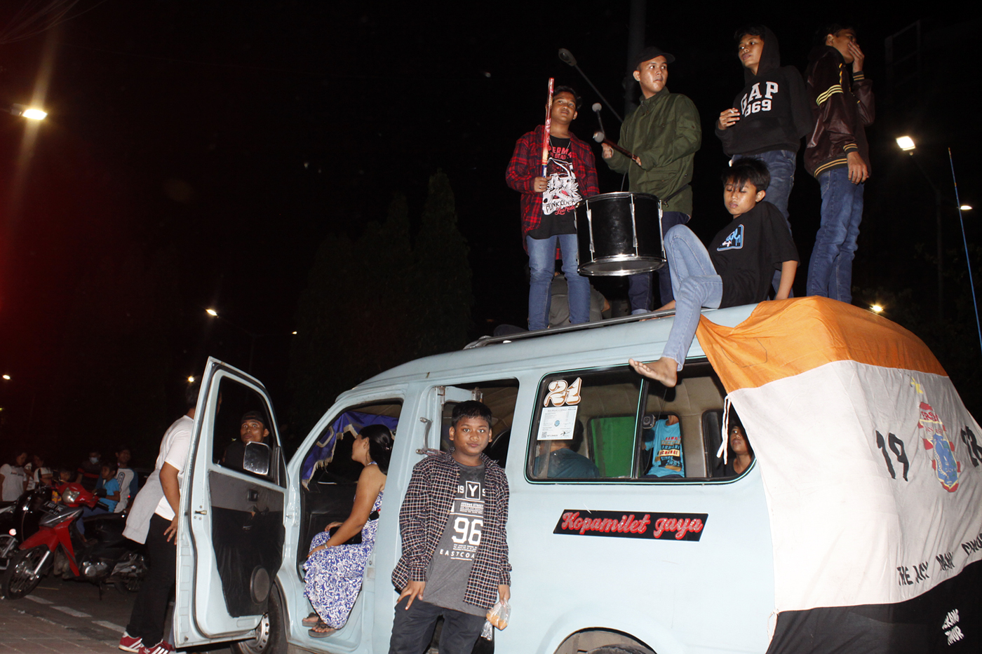 Warga melakukan takbir keliling di atap kendaraan melintas di Jalan Pramuka, Jakarta, pada 2018 lalu.