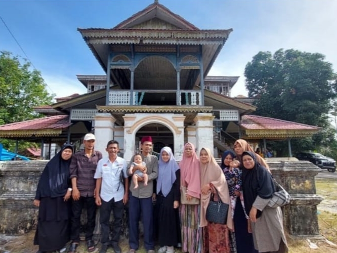 UAS dan keluarga saat berwisata di Istana Nias Lima Laras, salah satu Istana Kerajaan Melayu pesisir di Kabupaten Batu Bara, Sumut.