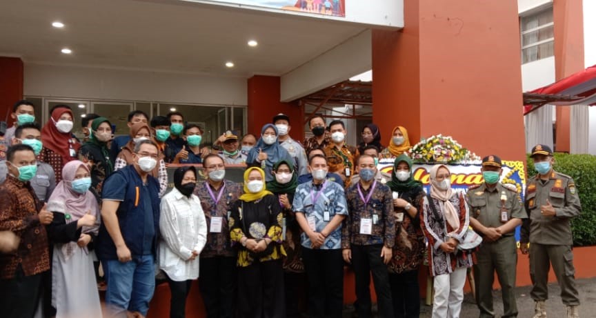 Menteri Sosial Tri Rismaharini dan pejabat Kementerian Sosial meninjau kesiapan puncak acara hari Lansia 2022 di Tasikmalaya, Sabtu (28/5)