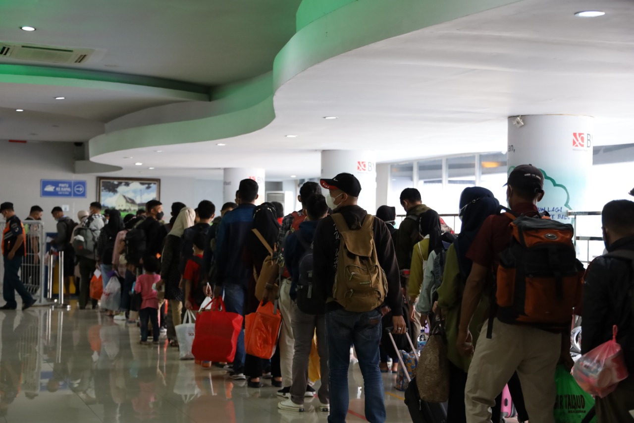 Antrean penumpang arus balik dari Pelabuhan Makassar, Sulsel pada puncak arus balik lebaran H+5.